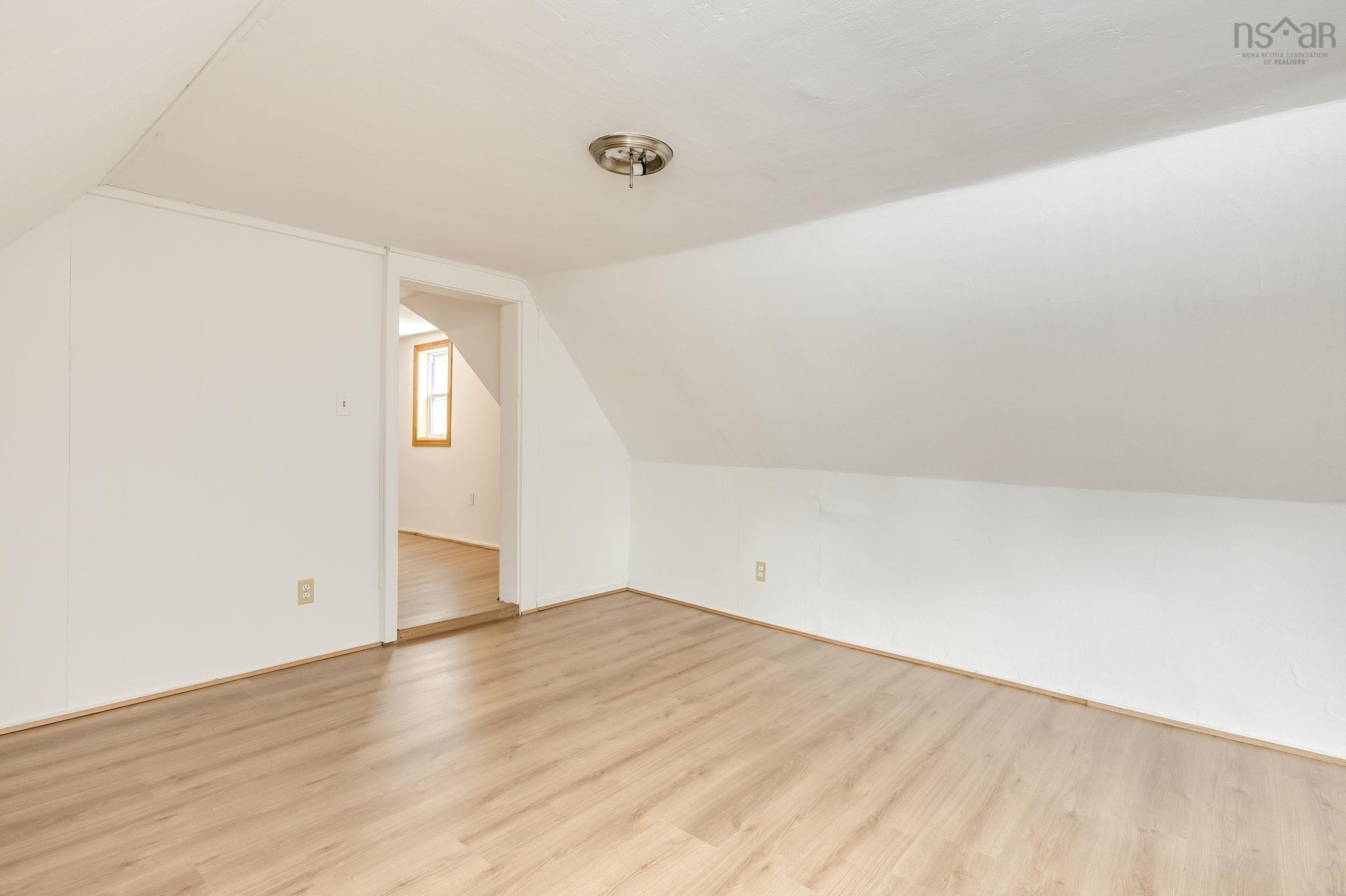 $249,000.00: 5404 8 Highway, South Milford