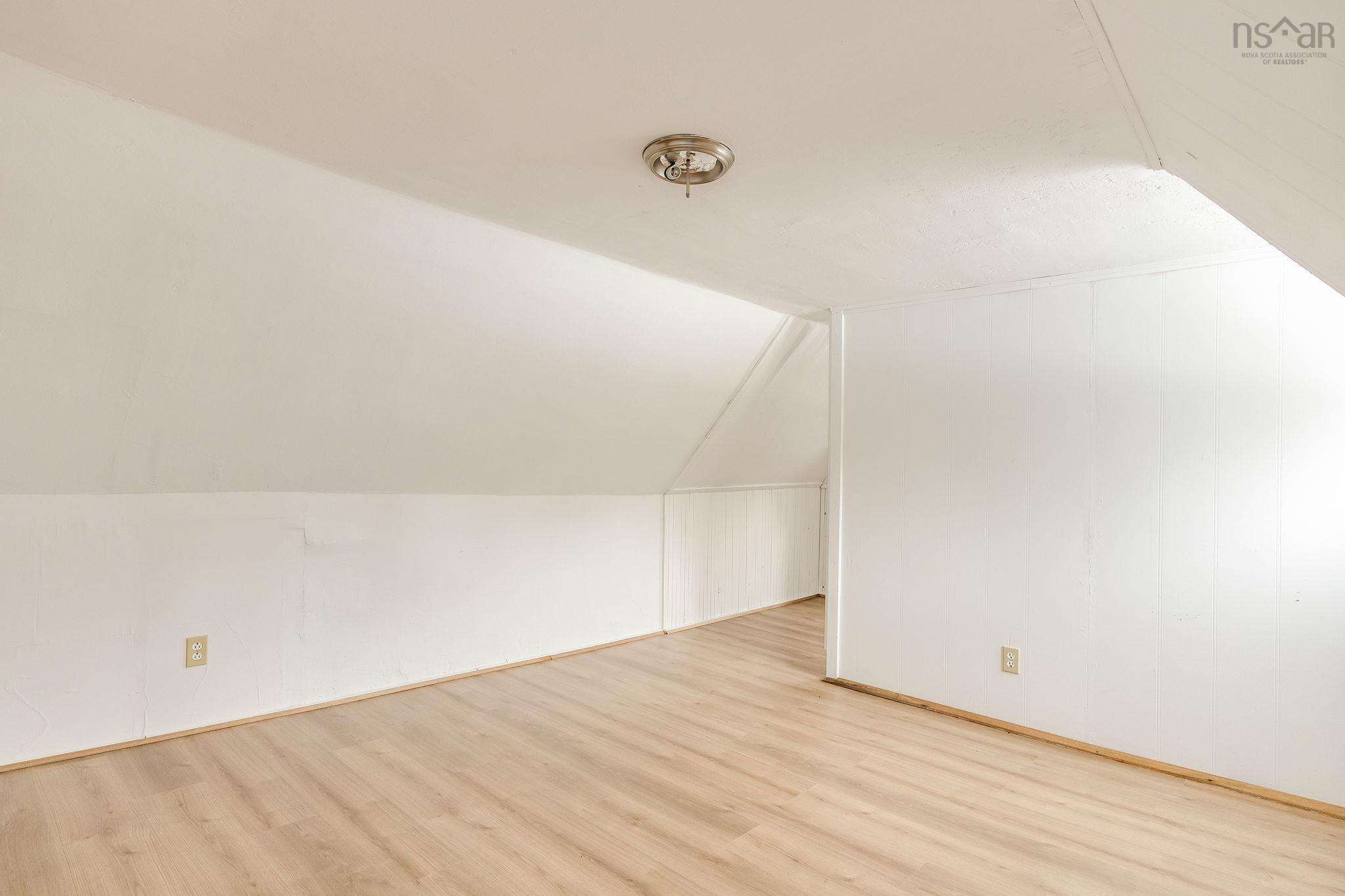 $249,000.00: 5404 8 Highway, South Milford