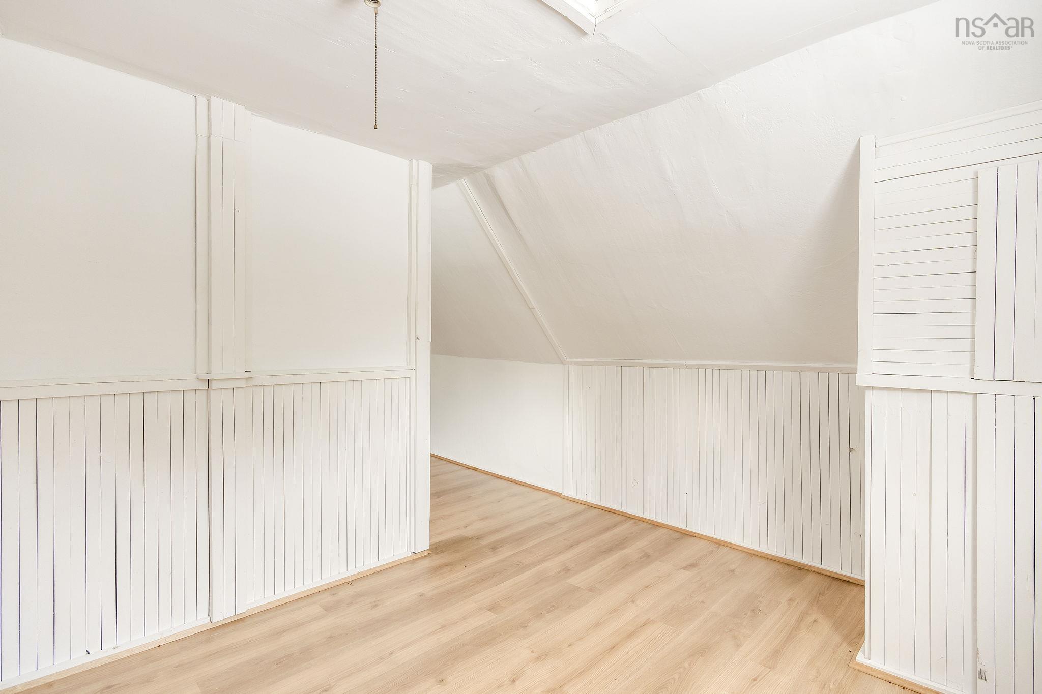 $249,000.00: 5404 8 Highway, South Milford