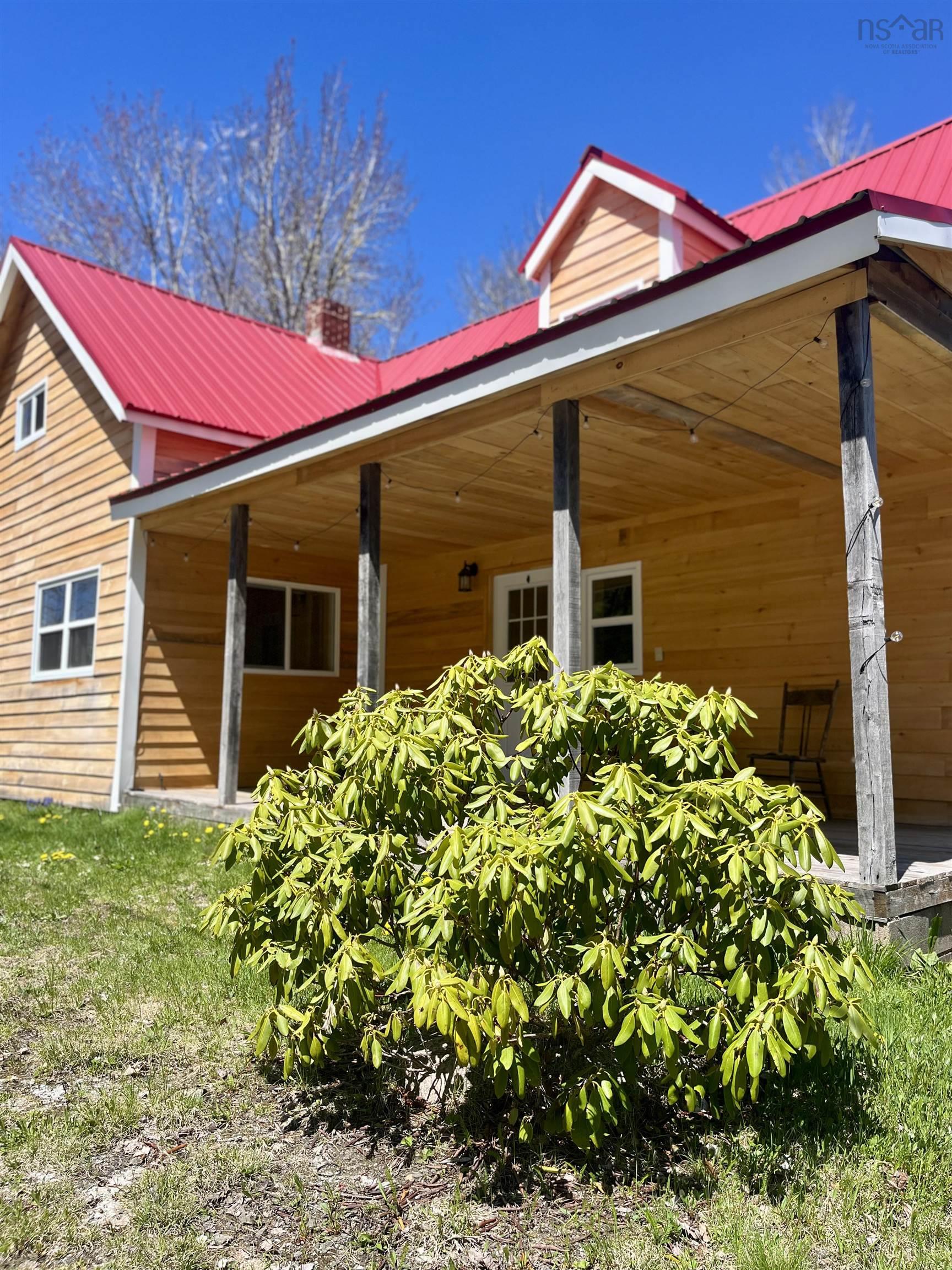 $233,000.00: 5404 8 Highway, South Milford