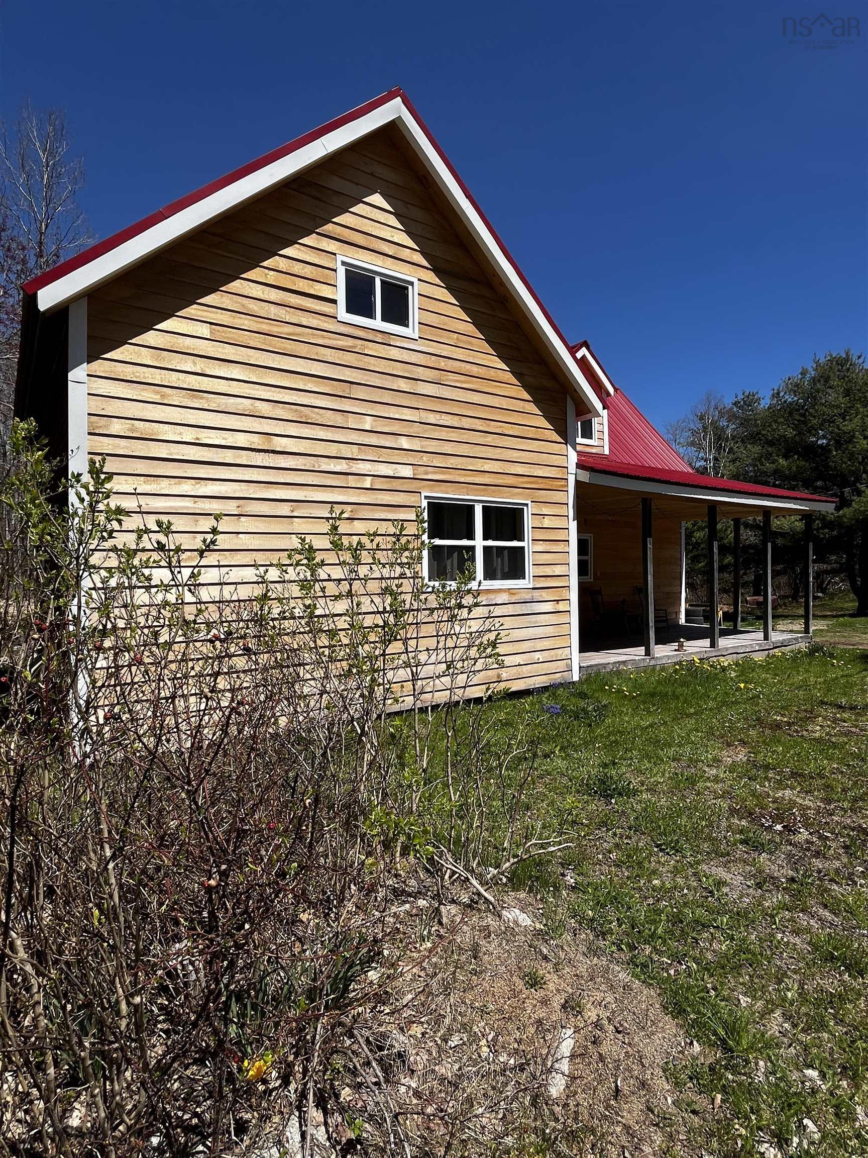 $233,000.00: 5404 8 Highway, South Milford