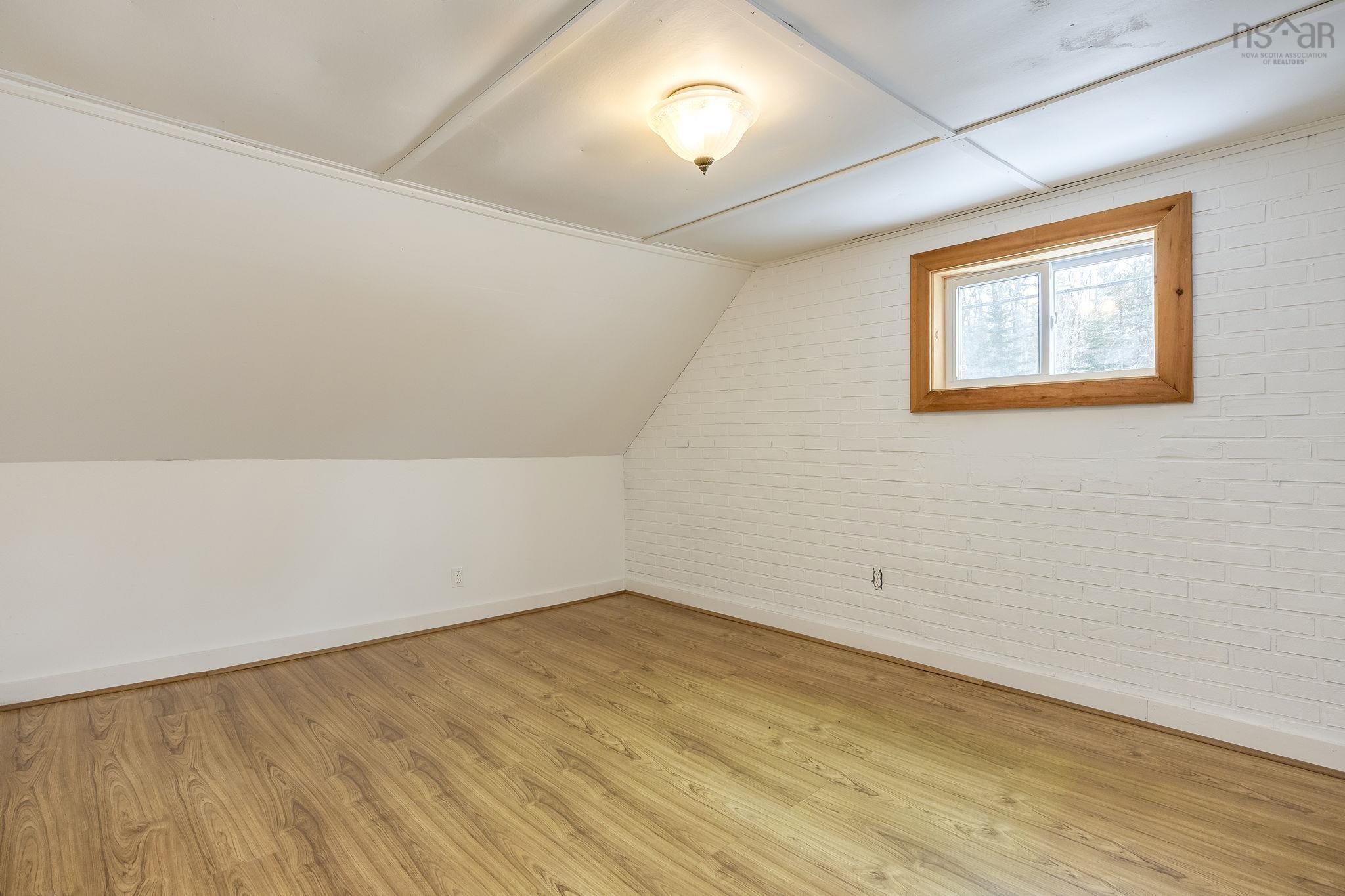 $249,000.00: 5404 8 Highway, South Milford