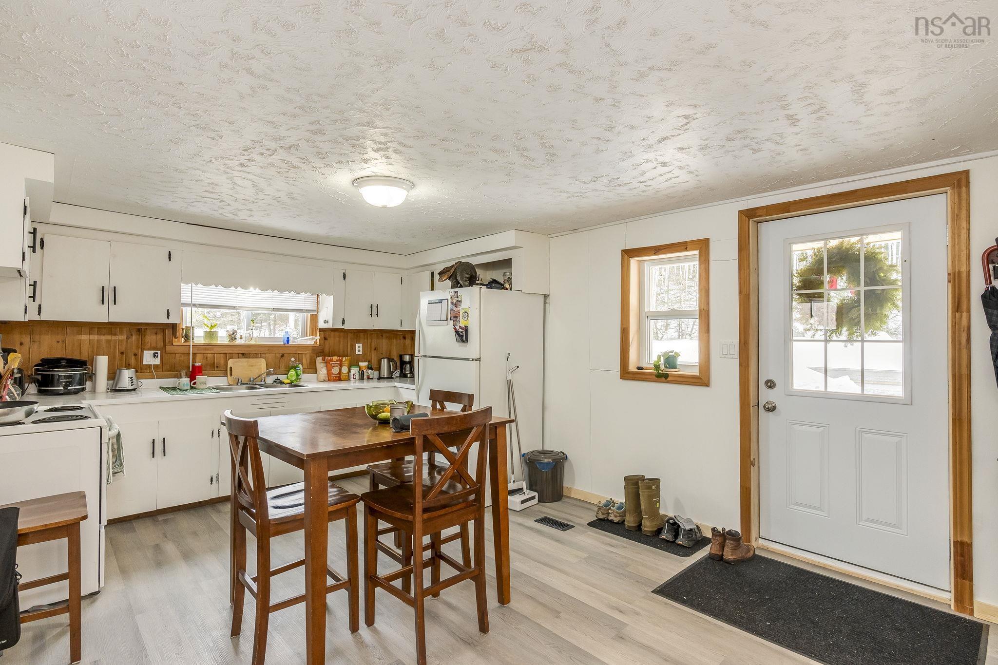 $249,000.00: 5404 8 Highway, South Milford