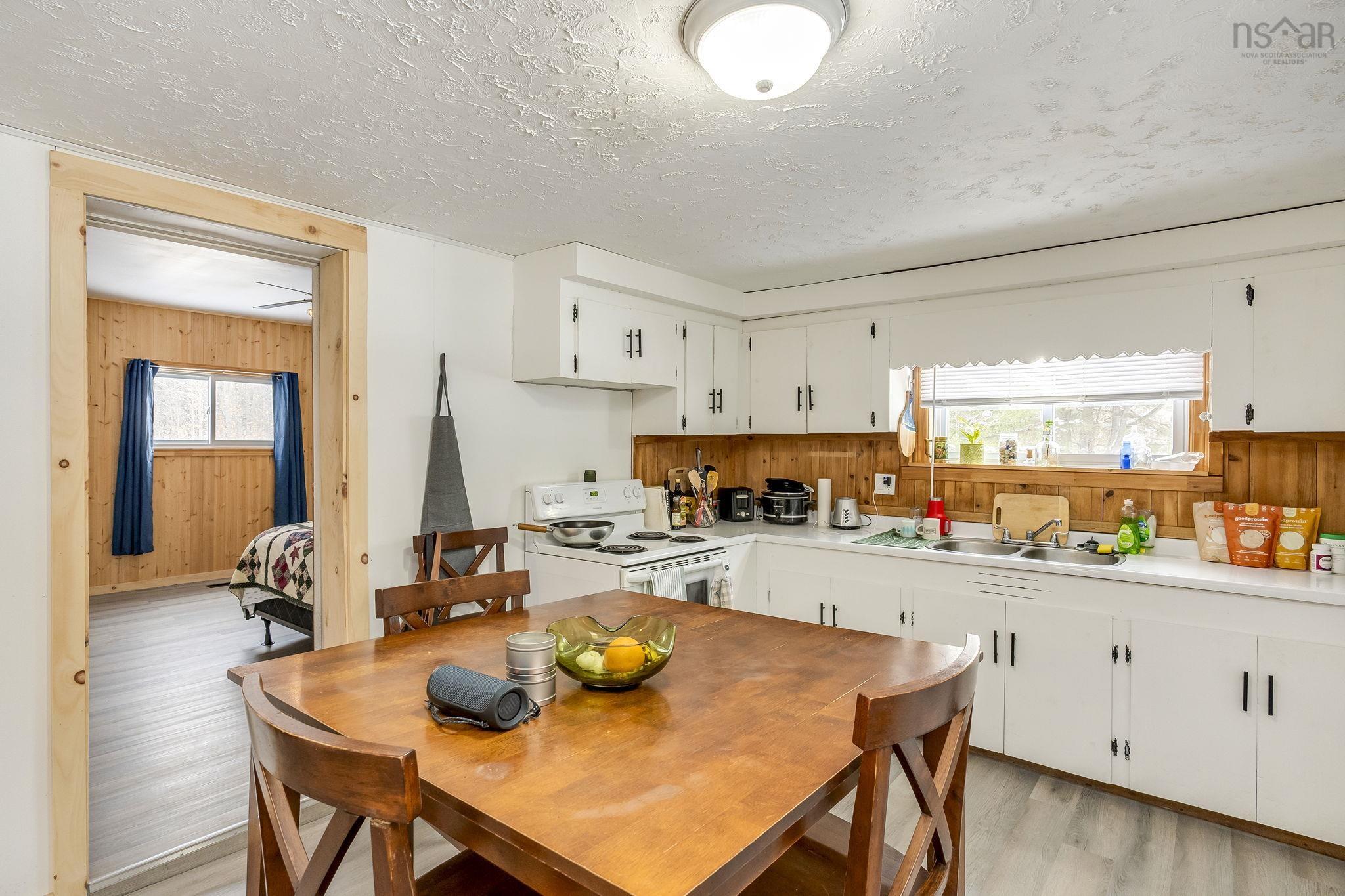 $249,000.00: 5404 8 Highway, South Milford