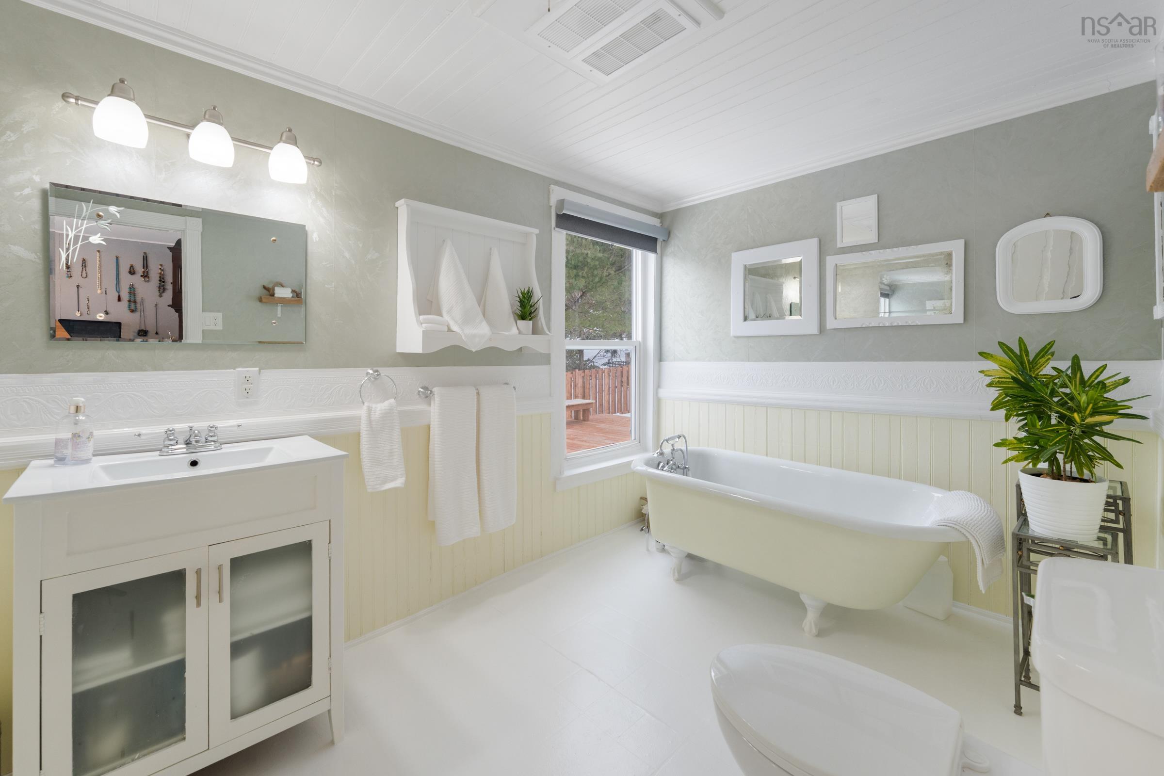 $479,900.00: 1529 Pereau Road, Delhaven