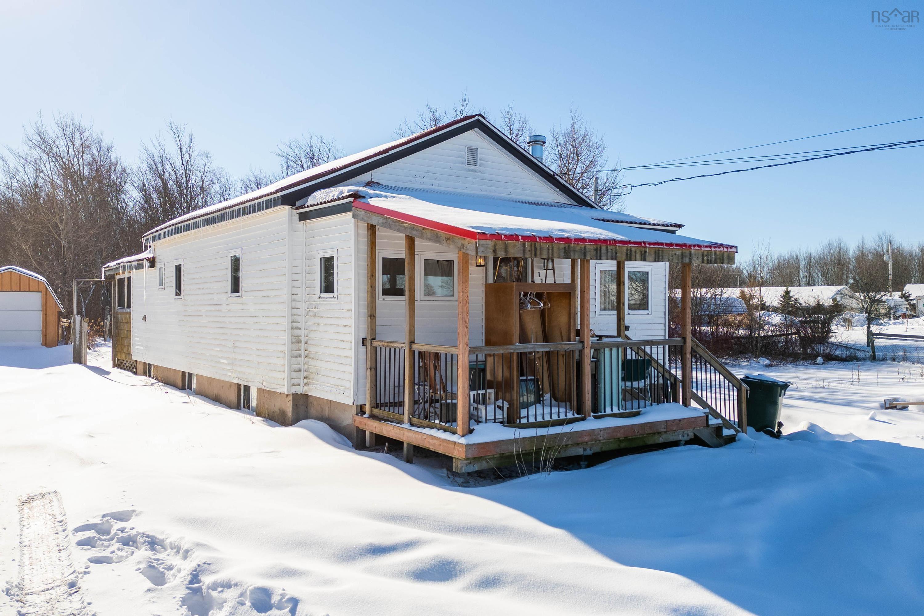 $149,900.00: 135 Pleasant Street E, Amherst