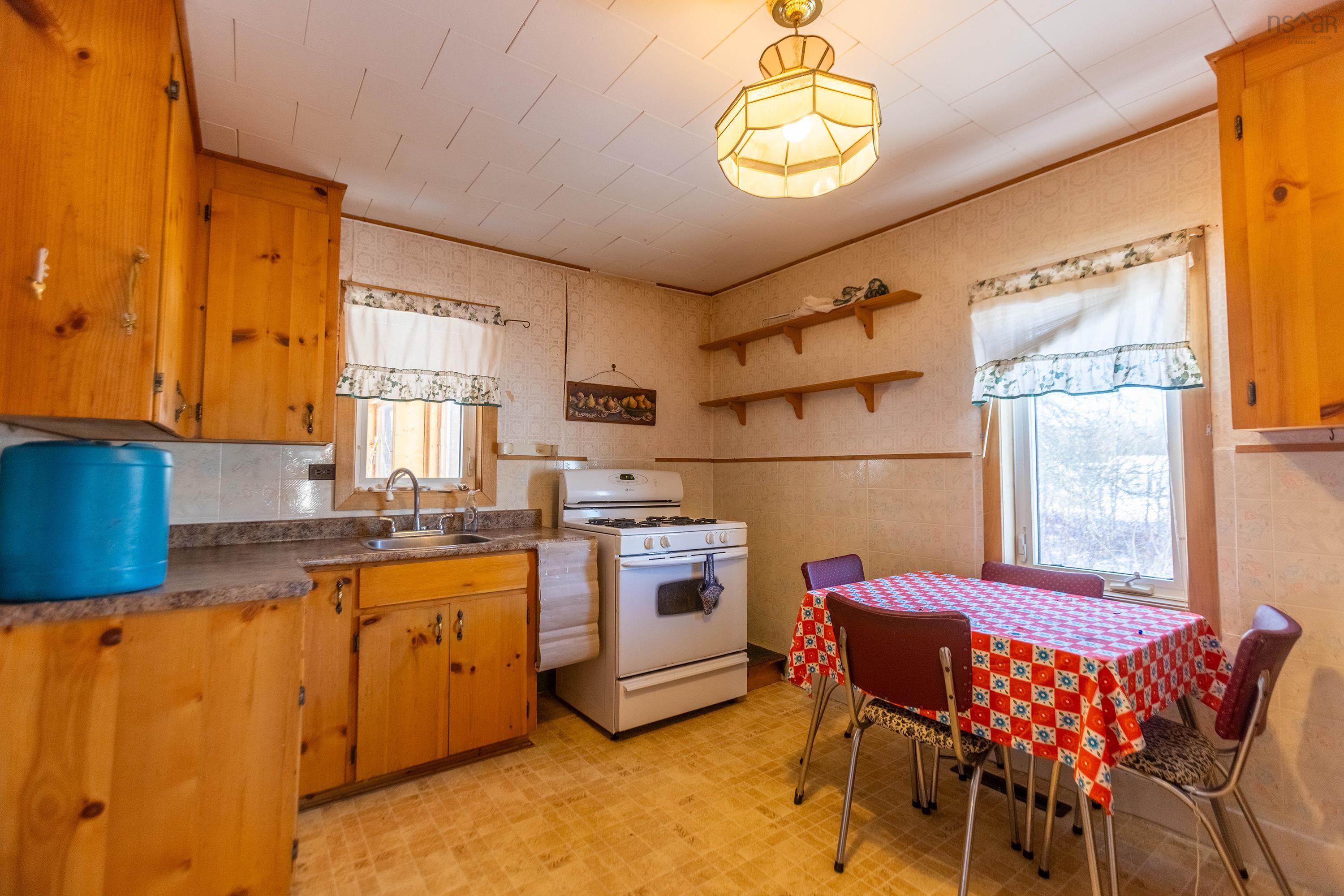 $149,900.00: 135 Pleasant Street E, Amherst