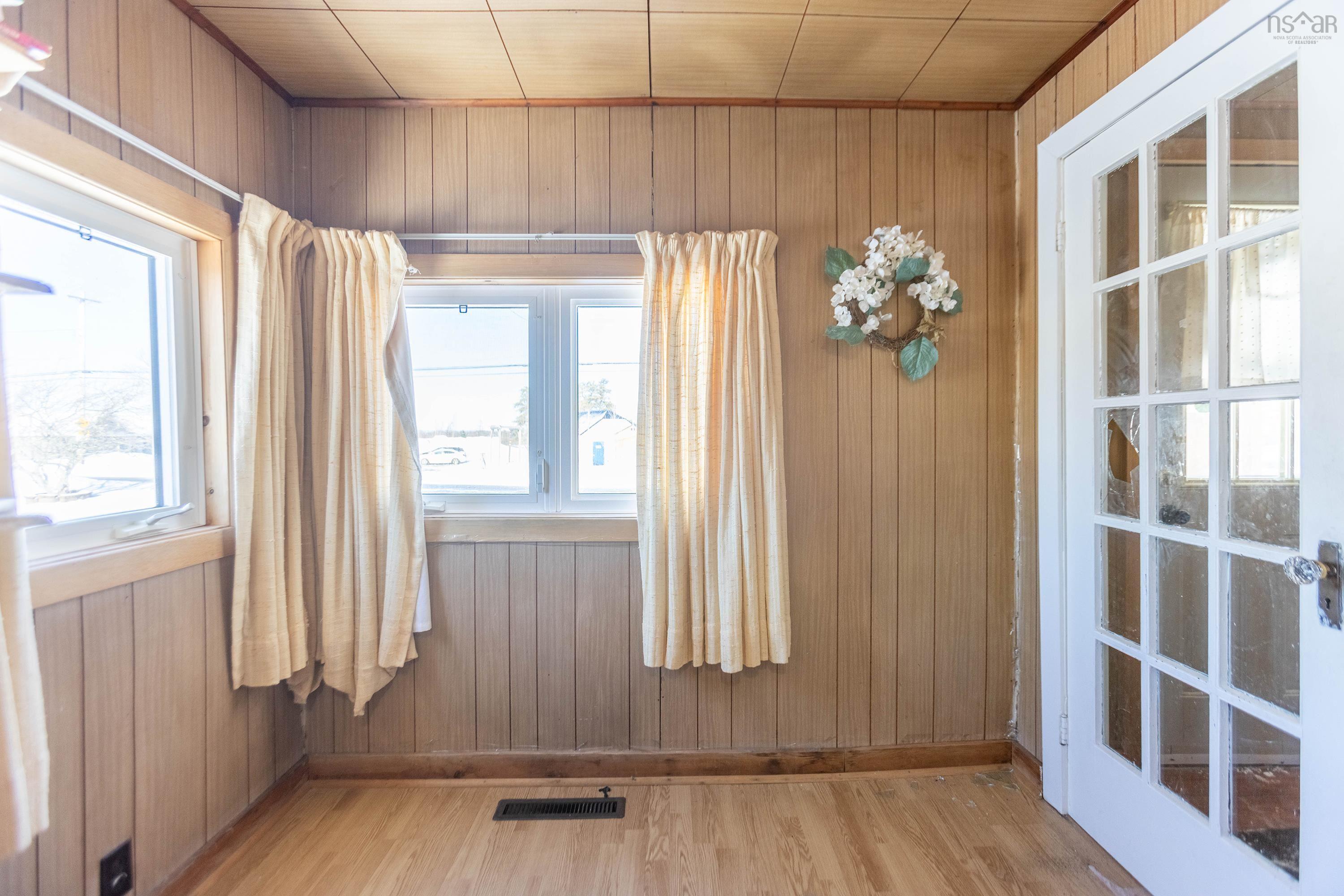 $149,900.00: 135 Pleasant Street E, Amherst