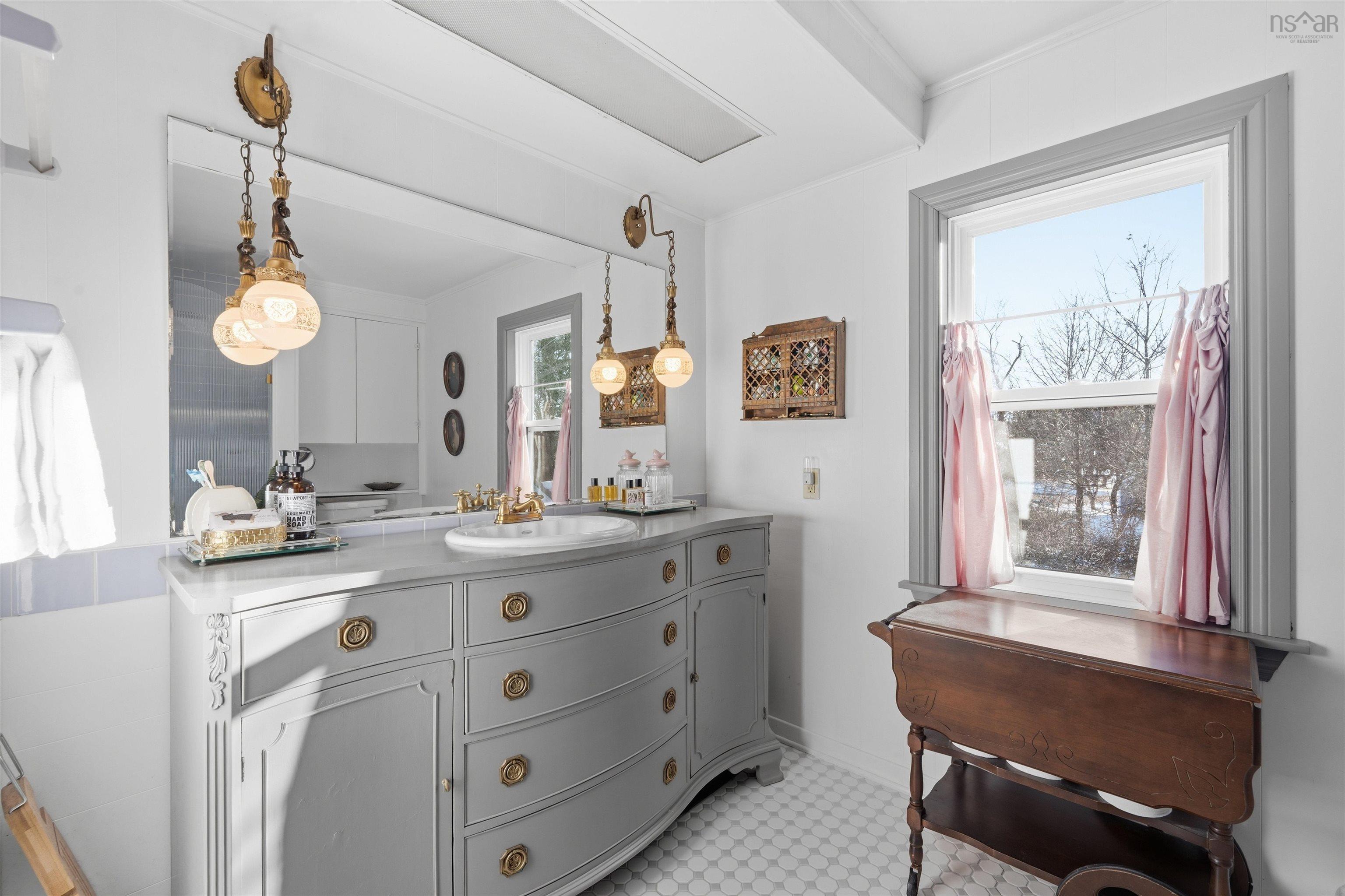 $365,000.00: 1470 King Street, Windsor