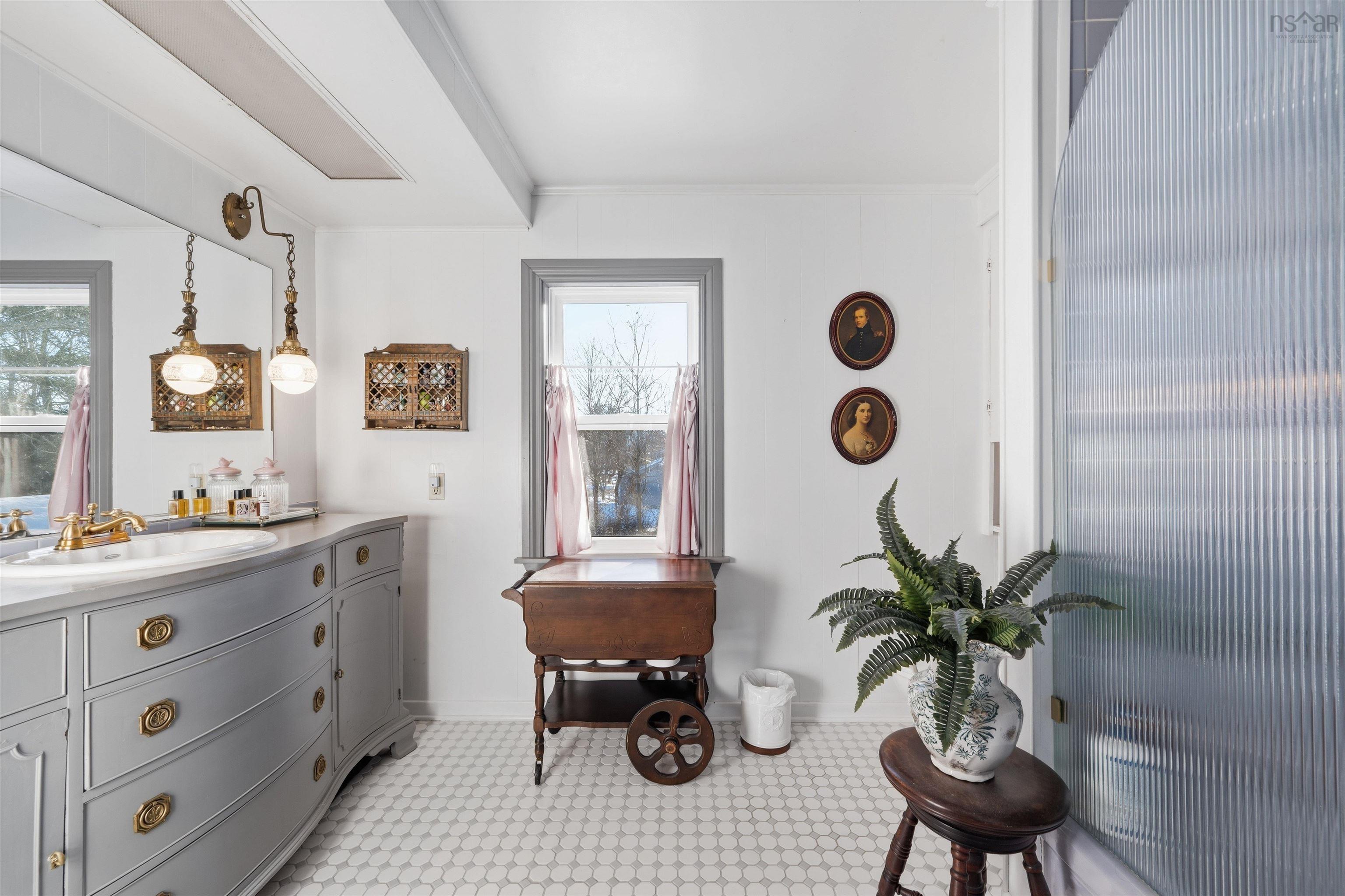 $365,000.00: 1470 King Street, Windsor