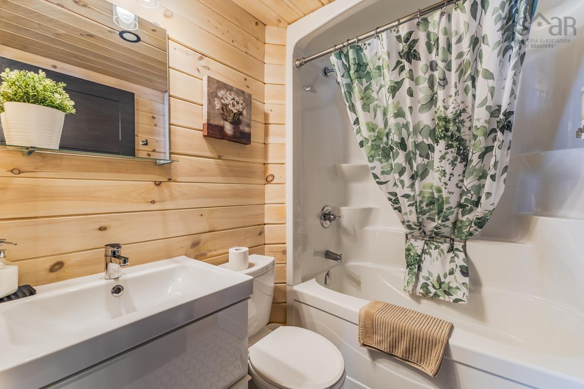 $549,900.00: 1124 Sandpoint Road, Sand Point