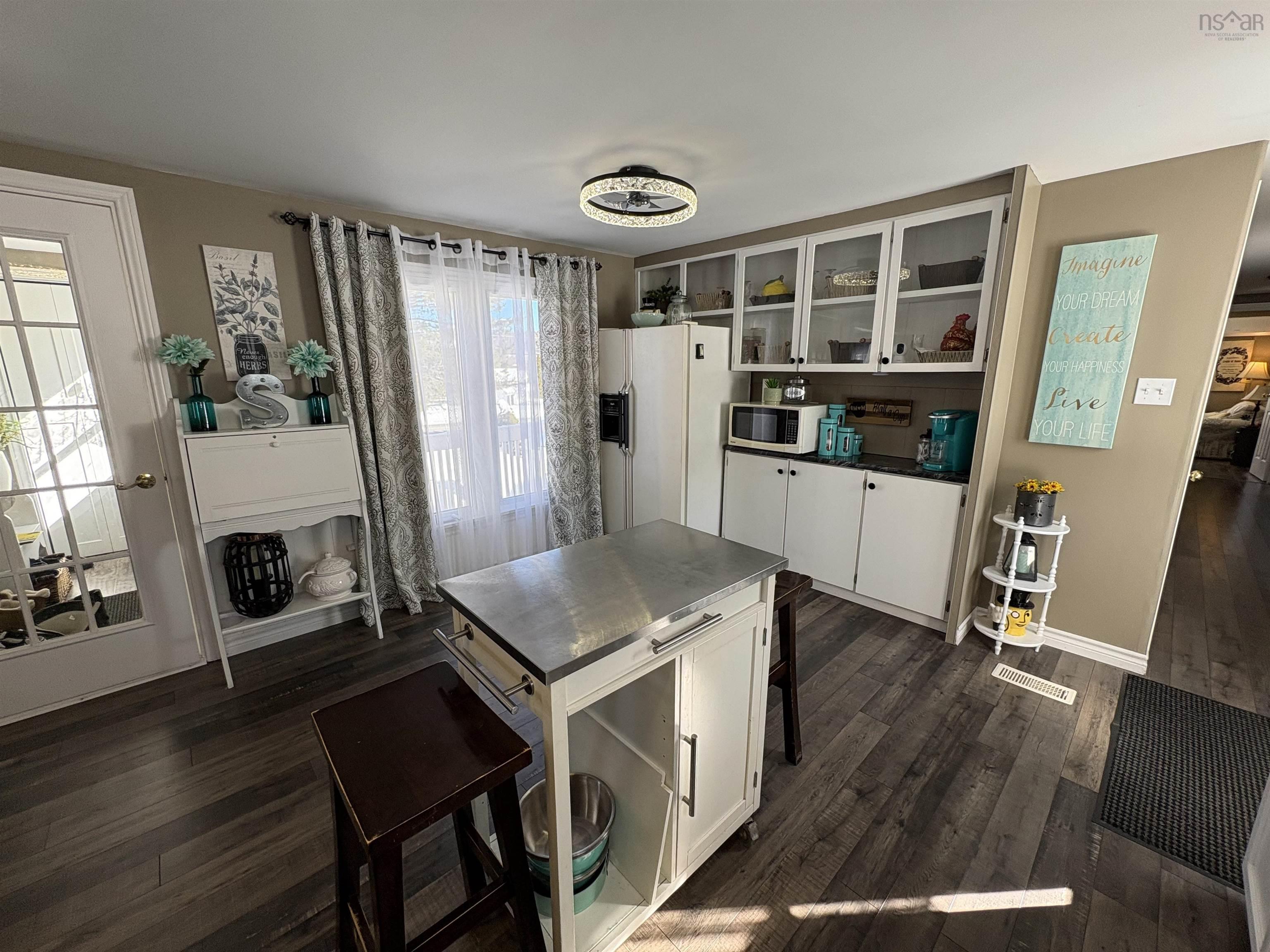 $229,000.00: 5545 East River West Side Road, Eureka