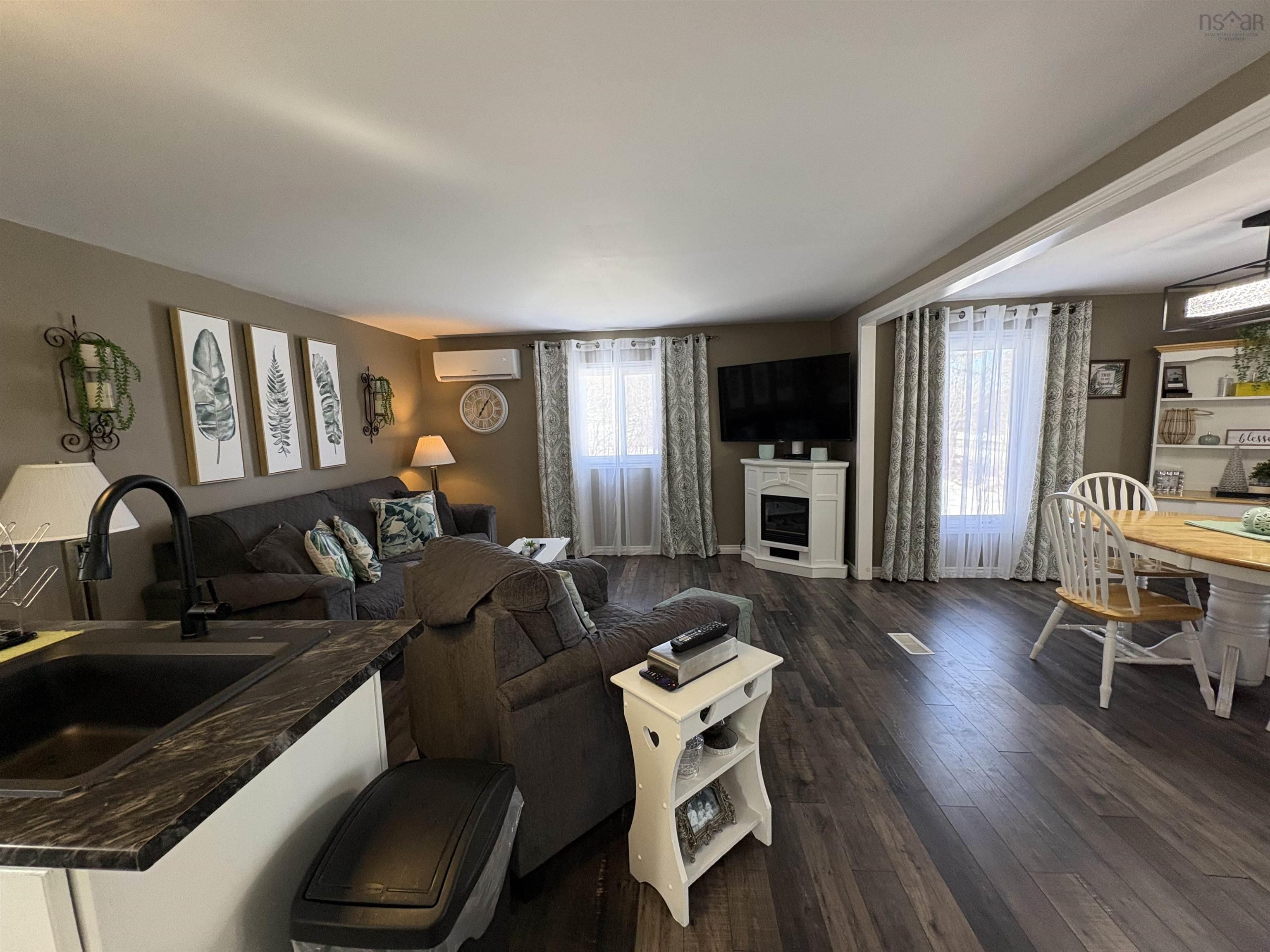 $229,000.00: 5545 East River West Side Road, Eureka