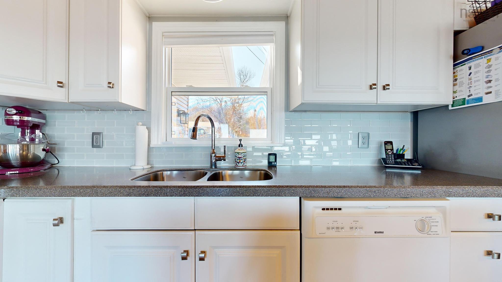 $595,000.00: 59 Sunset Avenue, Phinneys Cove