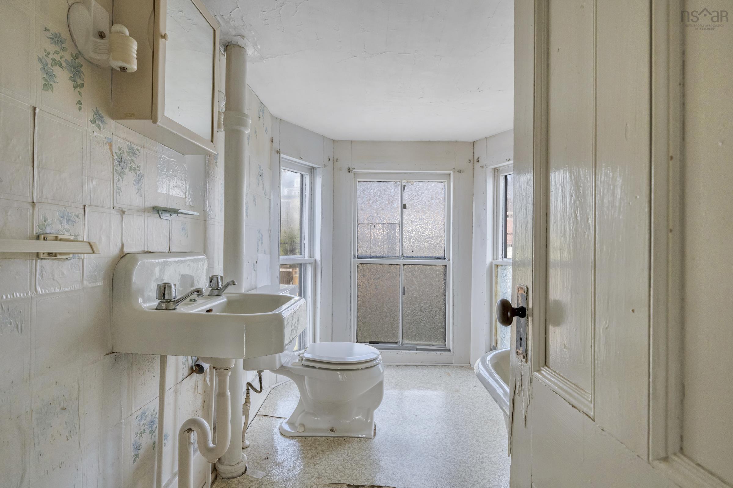 $600,000.00: 200 Montague Street, Lunenburg