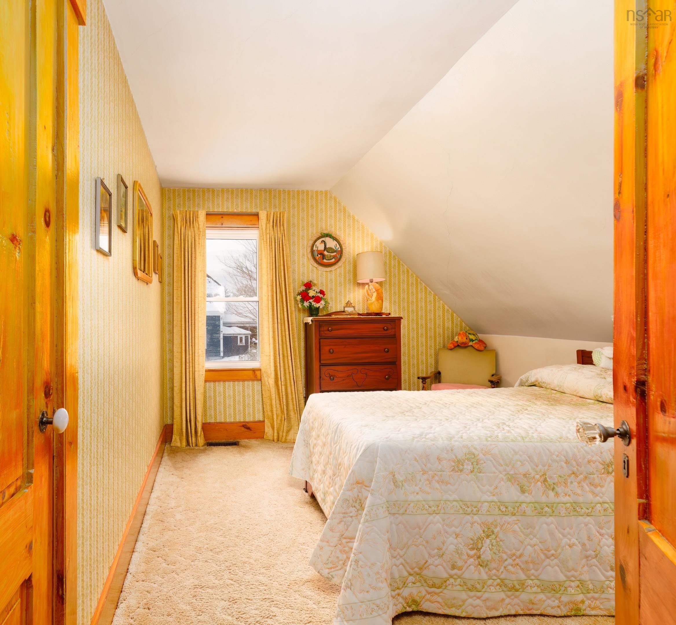 $549,000.00: 210 North Side Road, Riverport