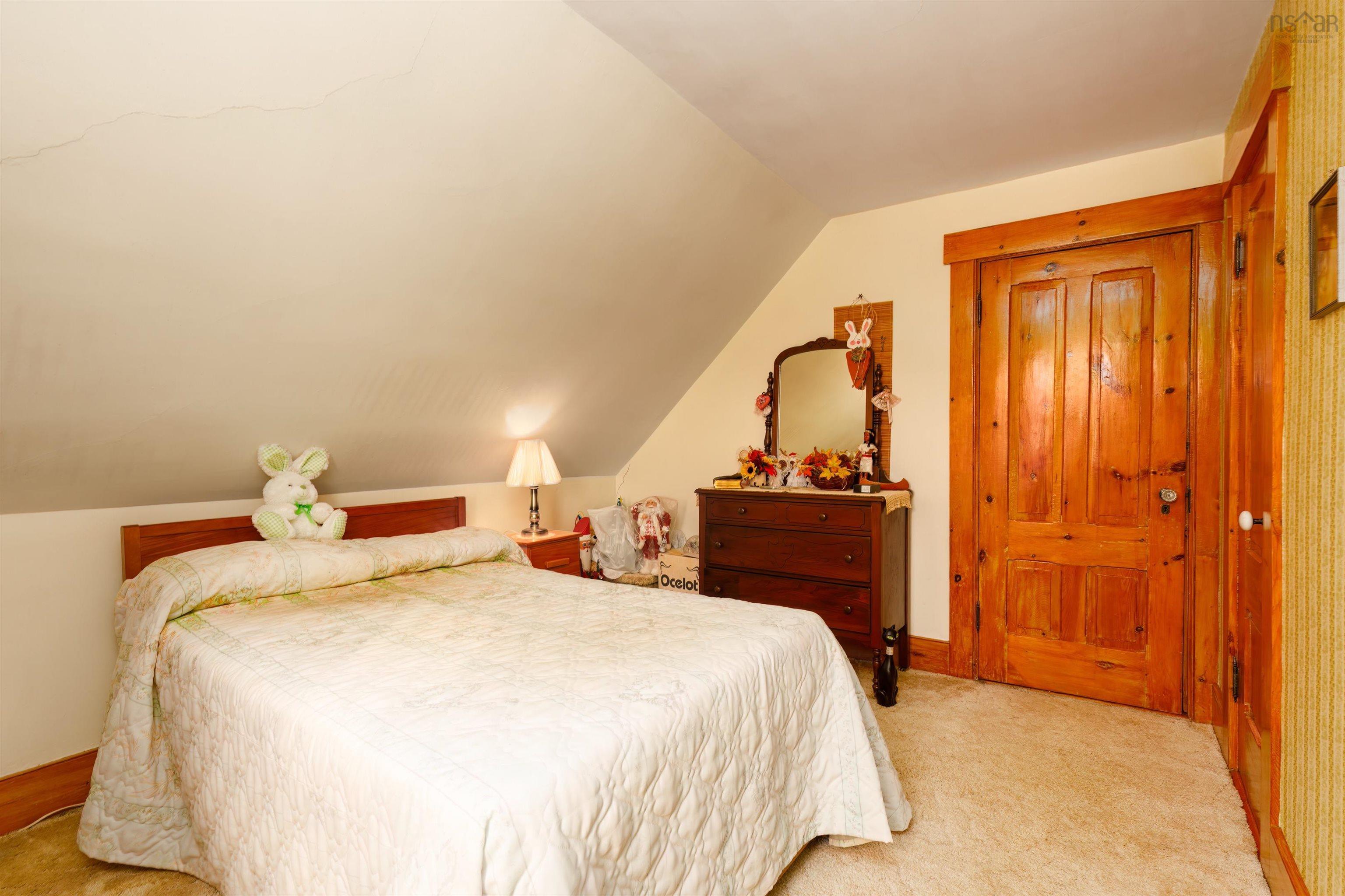 $549,000.00: 210 North Side Road, Riverport