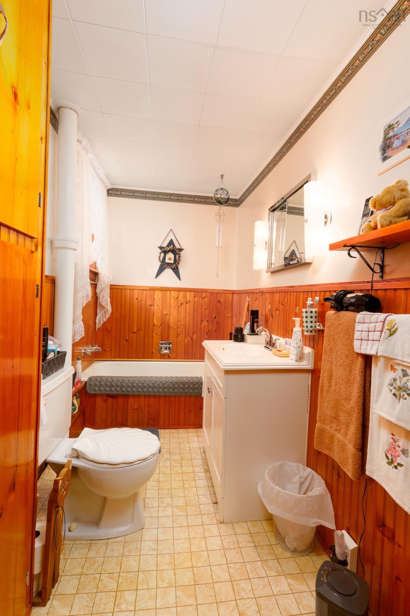 $549,000.00: 210 North Side Road, Riverport