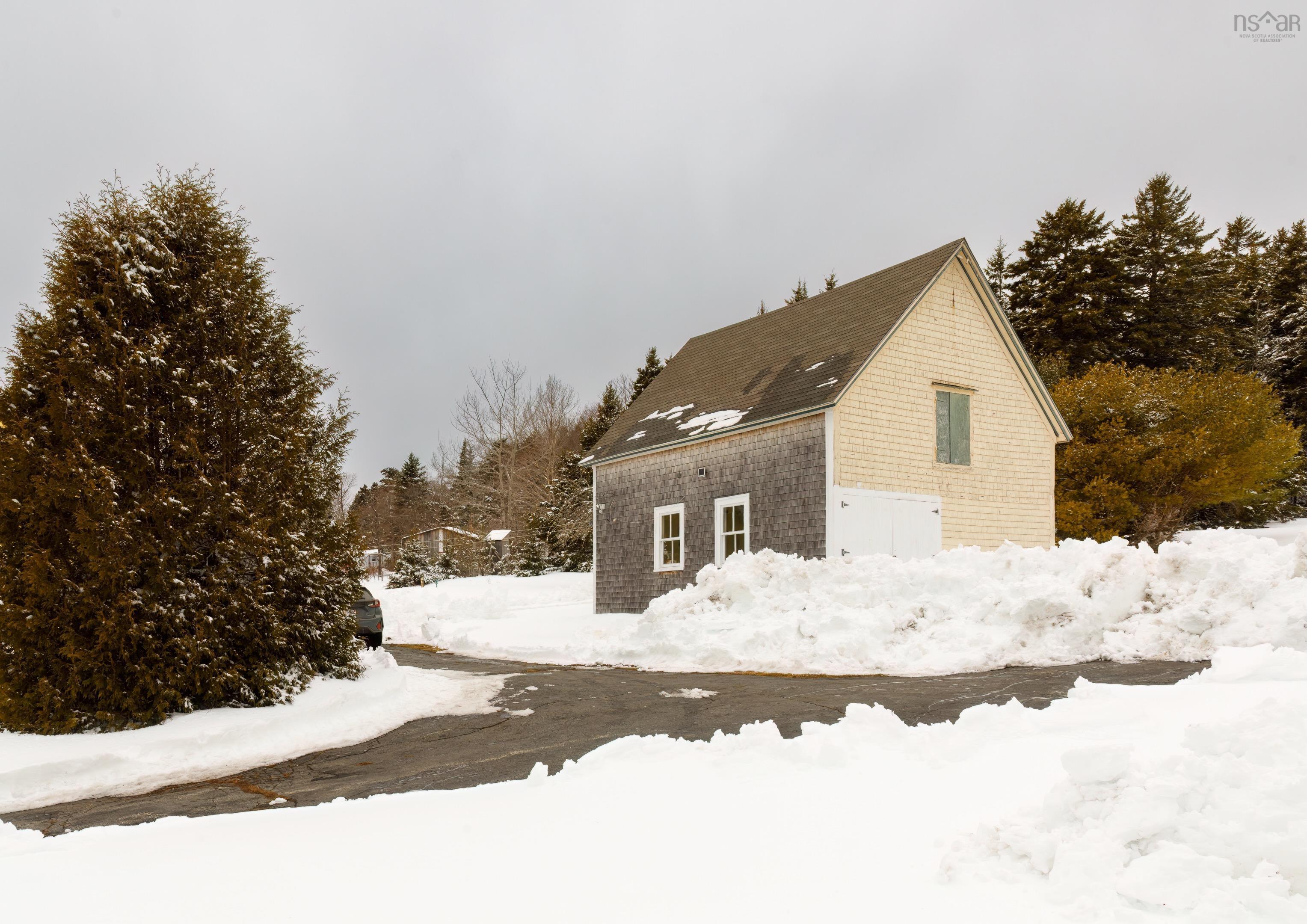 $549,000.00: 210 North Side Road, Riverport