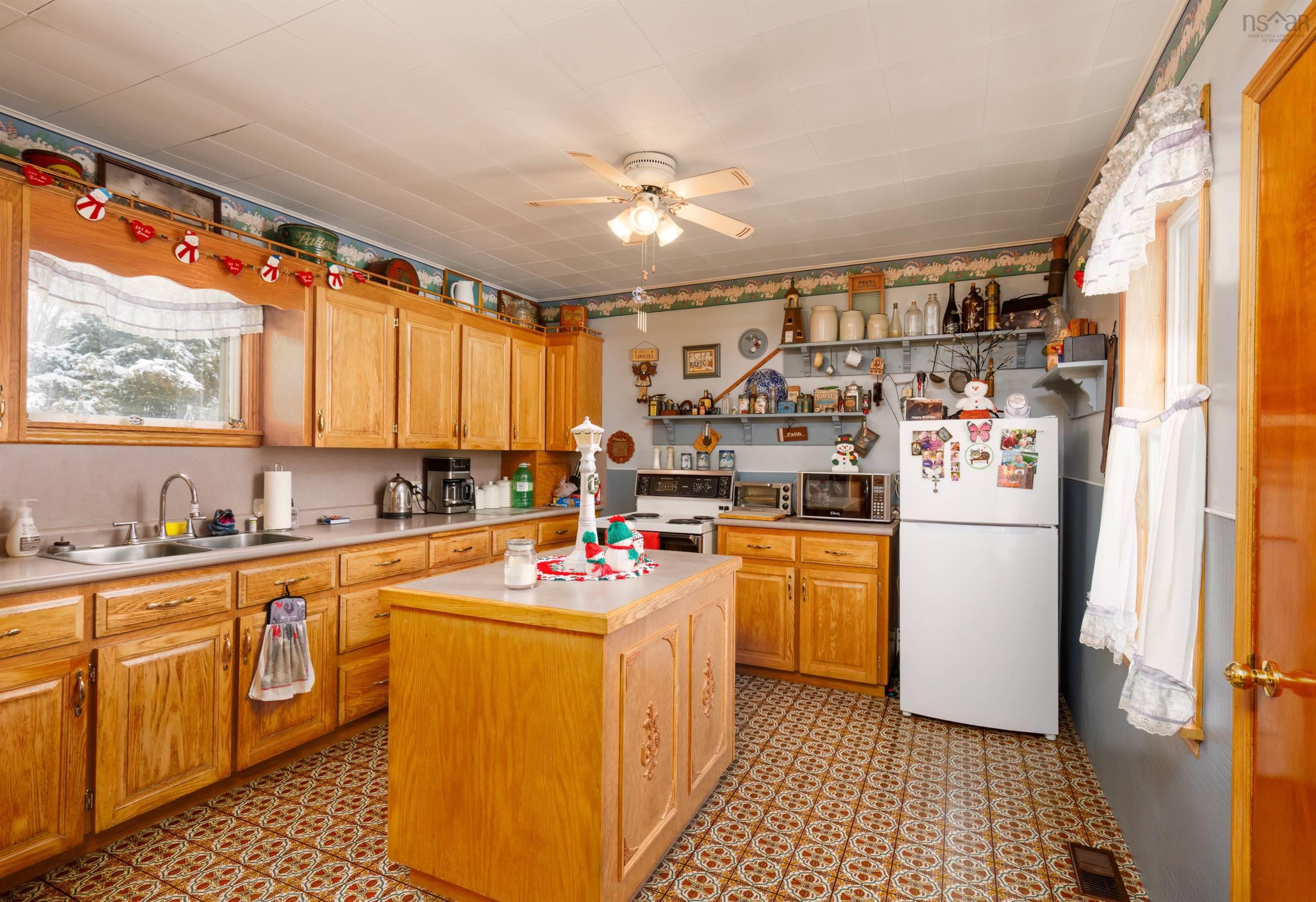 $549,000.00: 210 North Side Road, Riverport