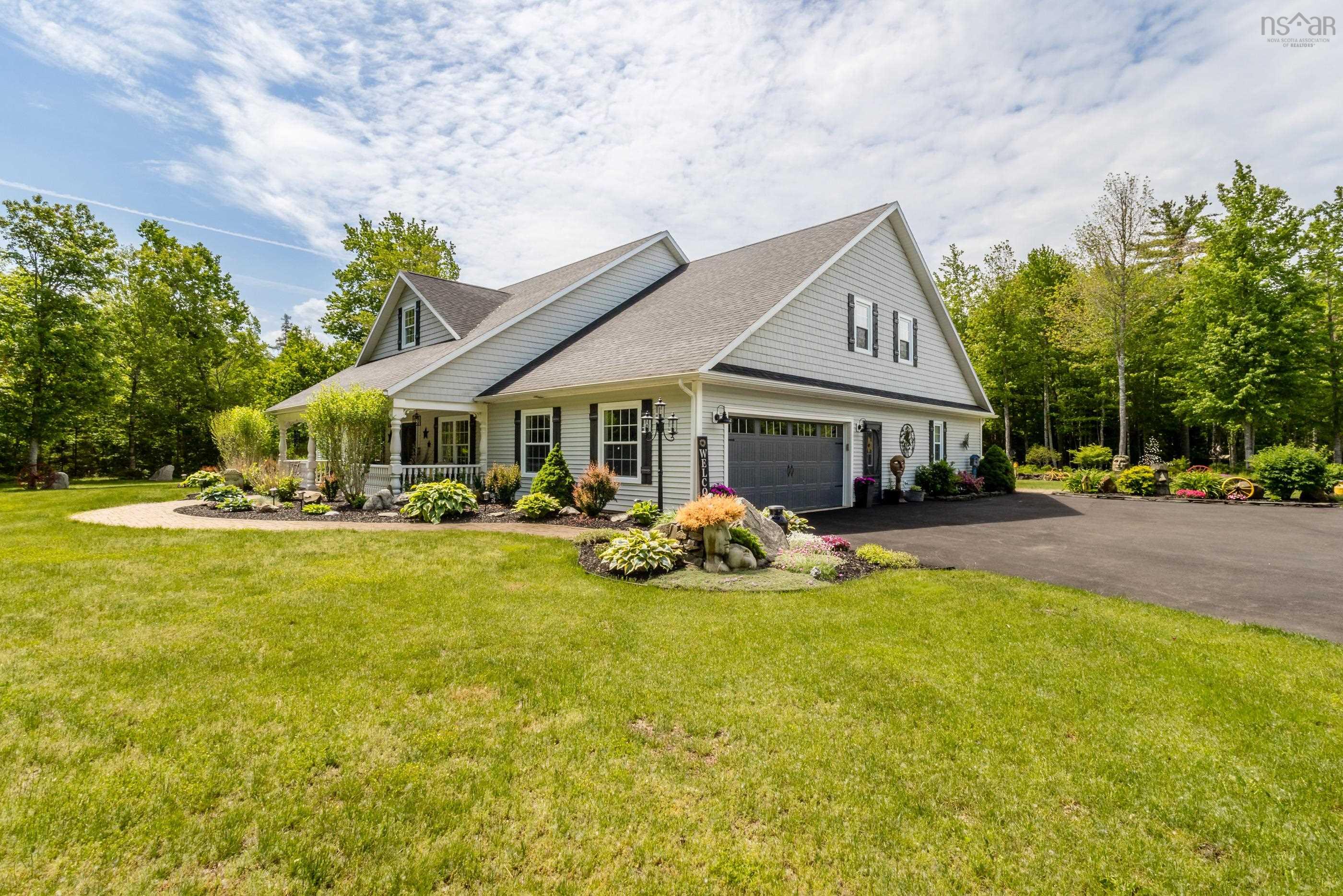 $995,000.00: 915 Bradley Street, Wilmot
