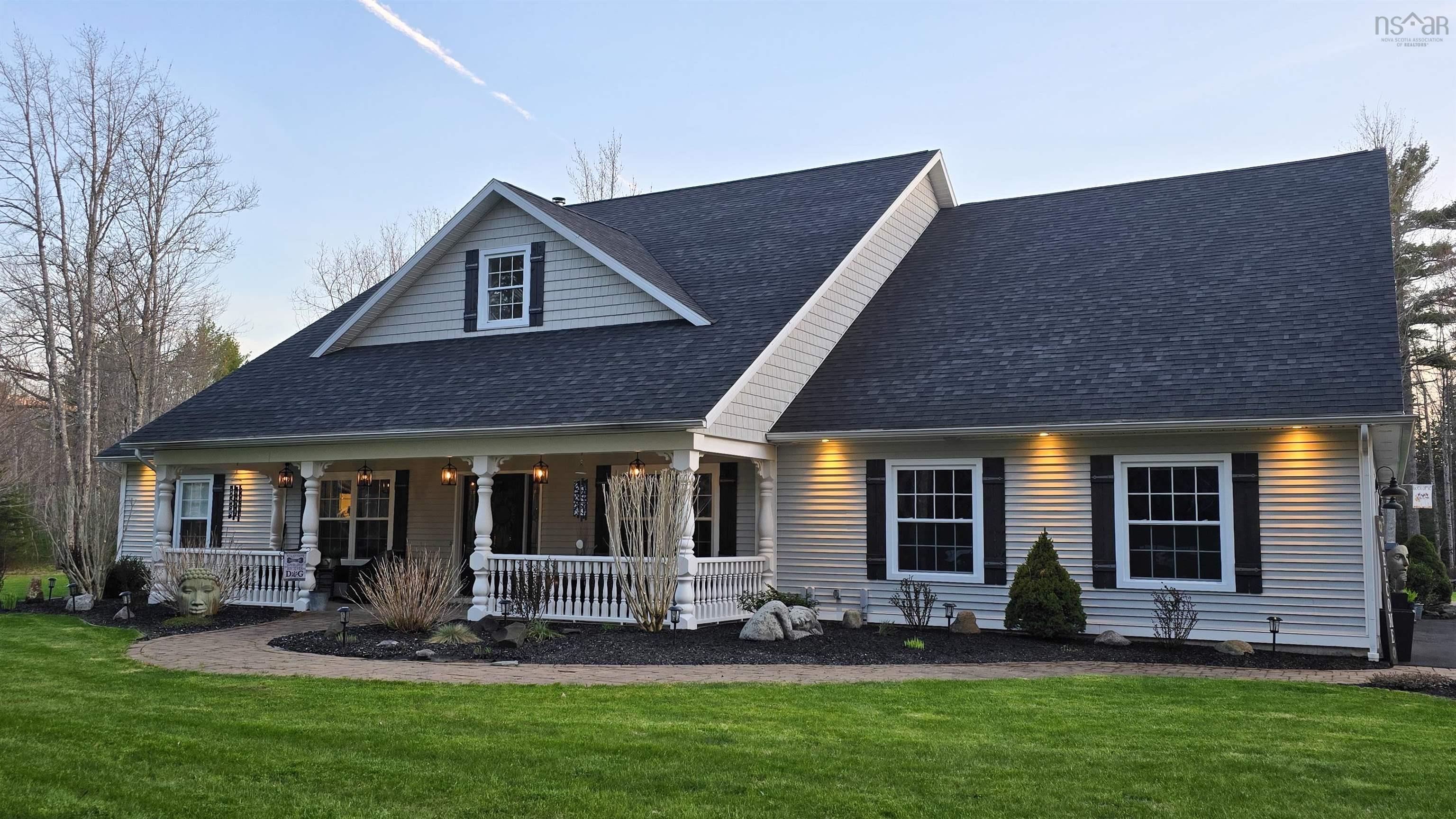 $995,000.00: 915 Bradley Street, Wilmot