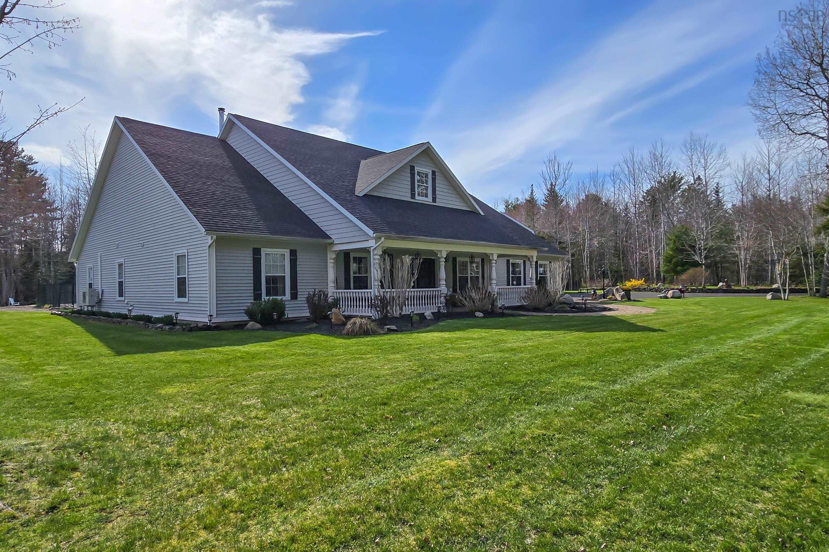 $995,000.00: 915 Bradley Street, Wilmot