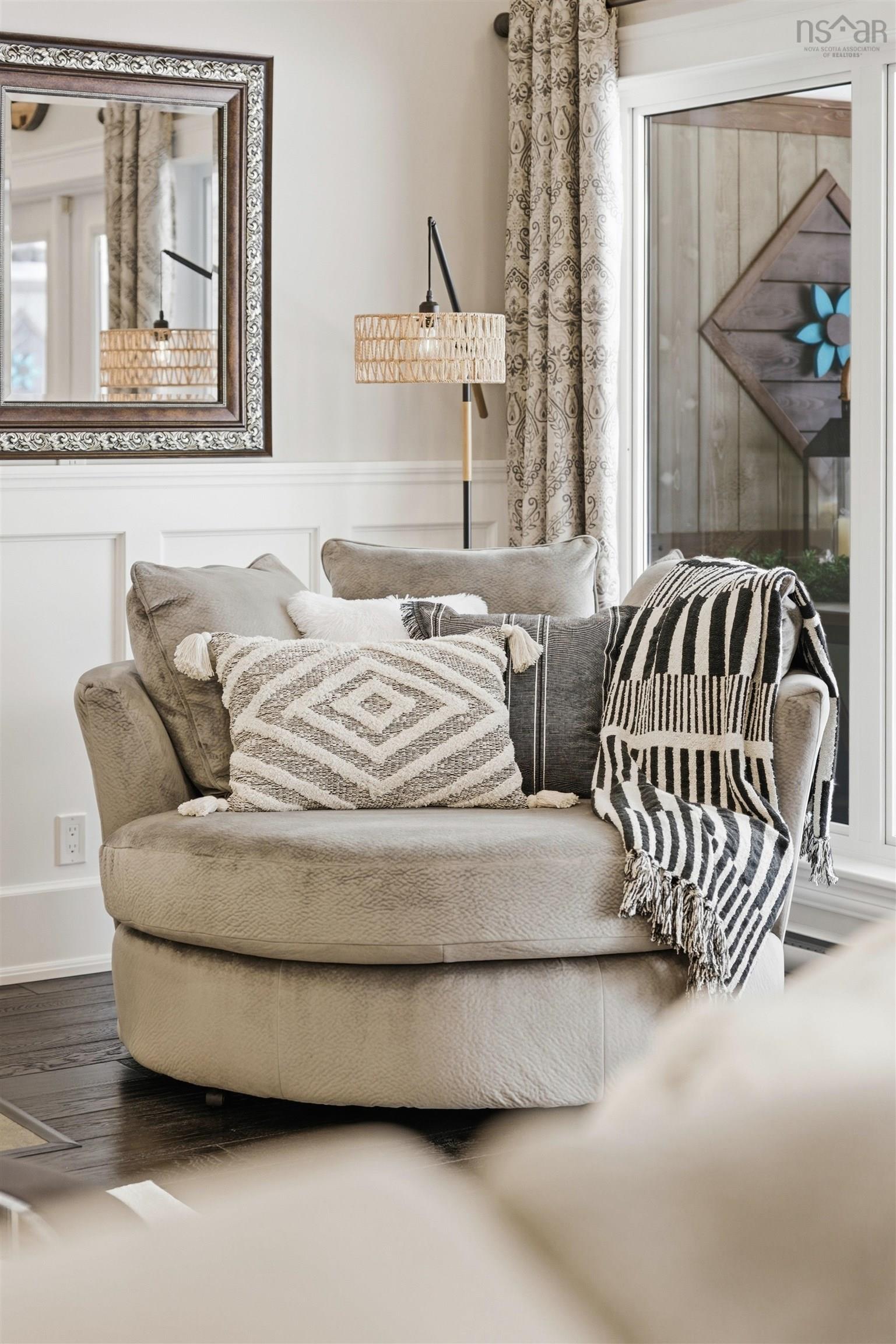 $995,000.00: 915 Bradley Street, Wilmot