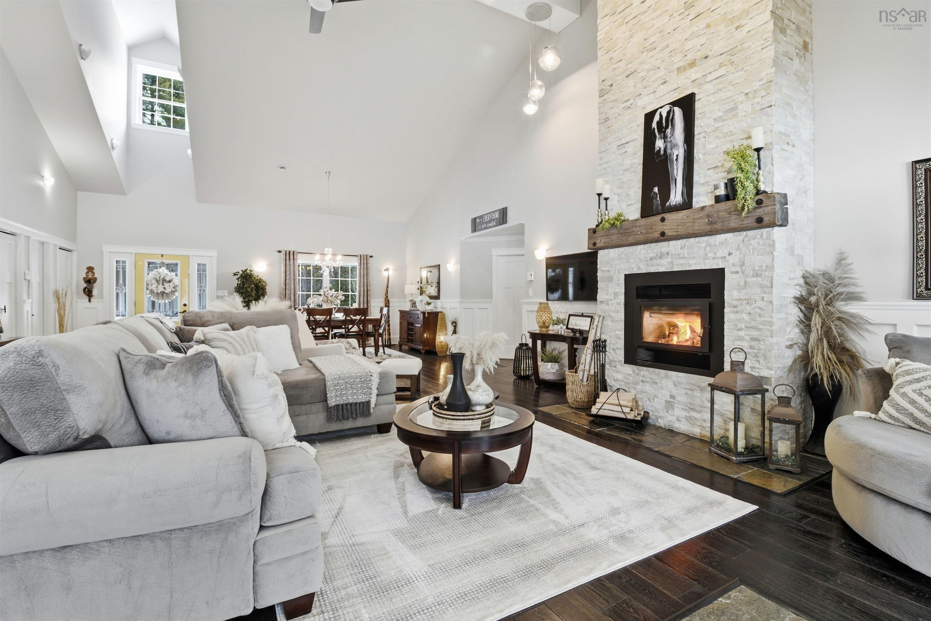 $995,000.00: 915 Bradley Street, Wilmot