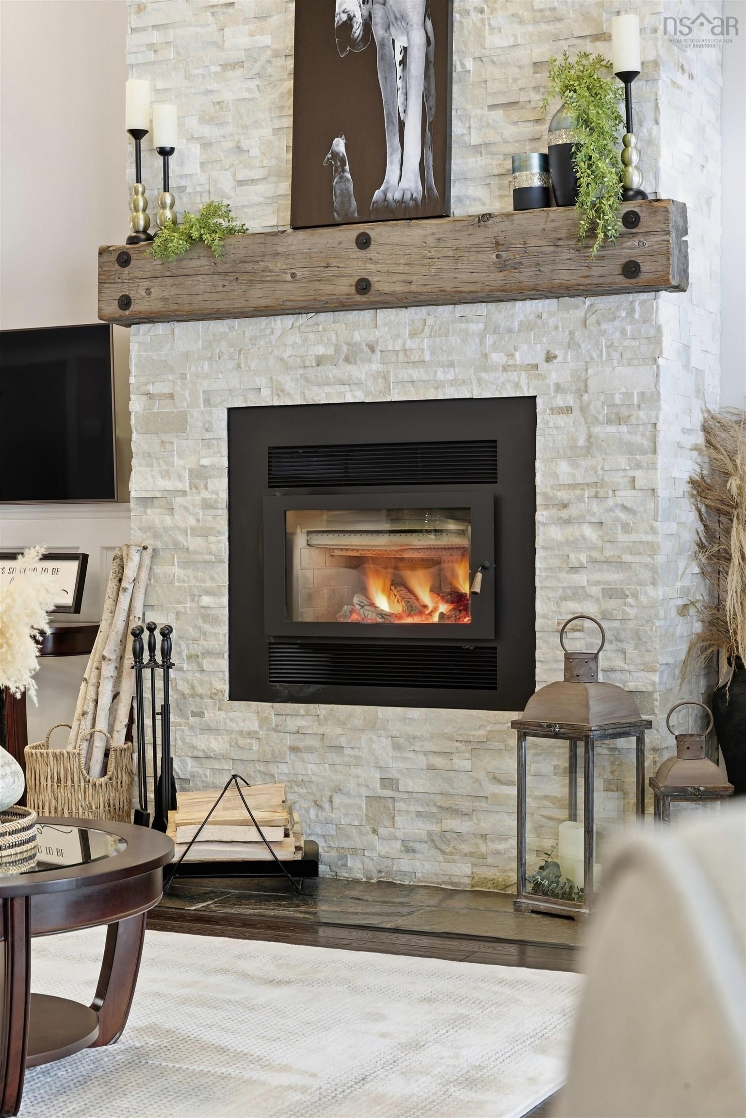 $995,000.00: 915 Bradley Street, Wilmot