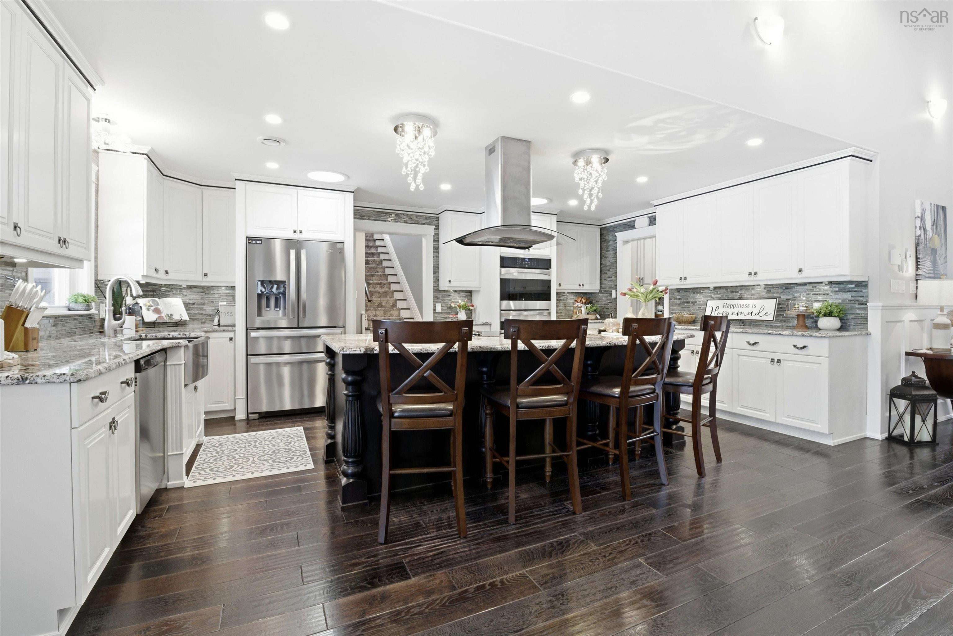 $995,000.00: 915 Bradley Street, Wilmot