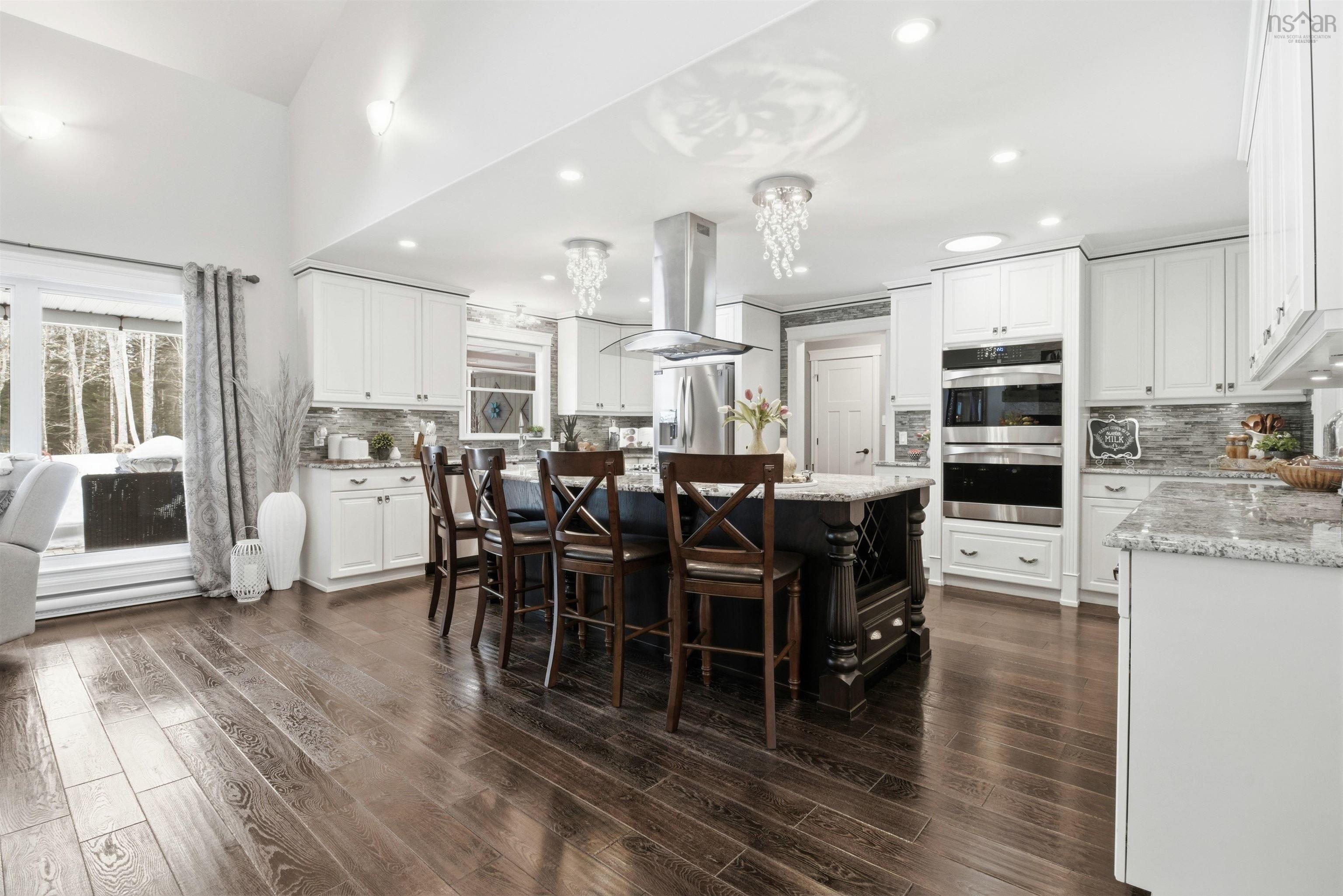 $995,000.00: 915 Bradley Street, Wilmot