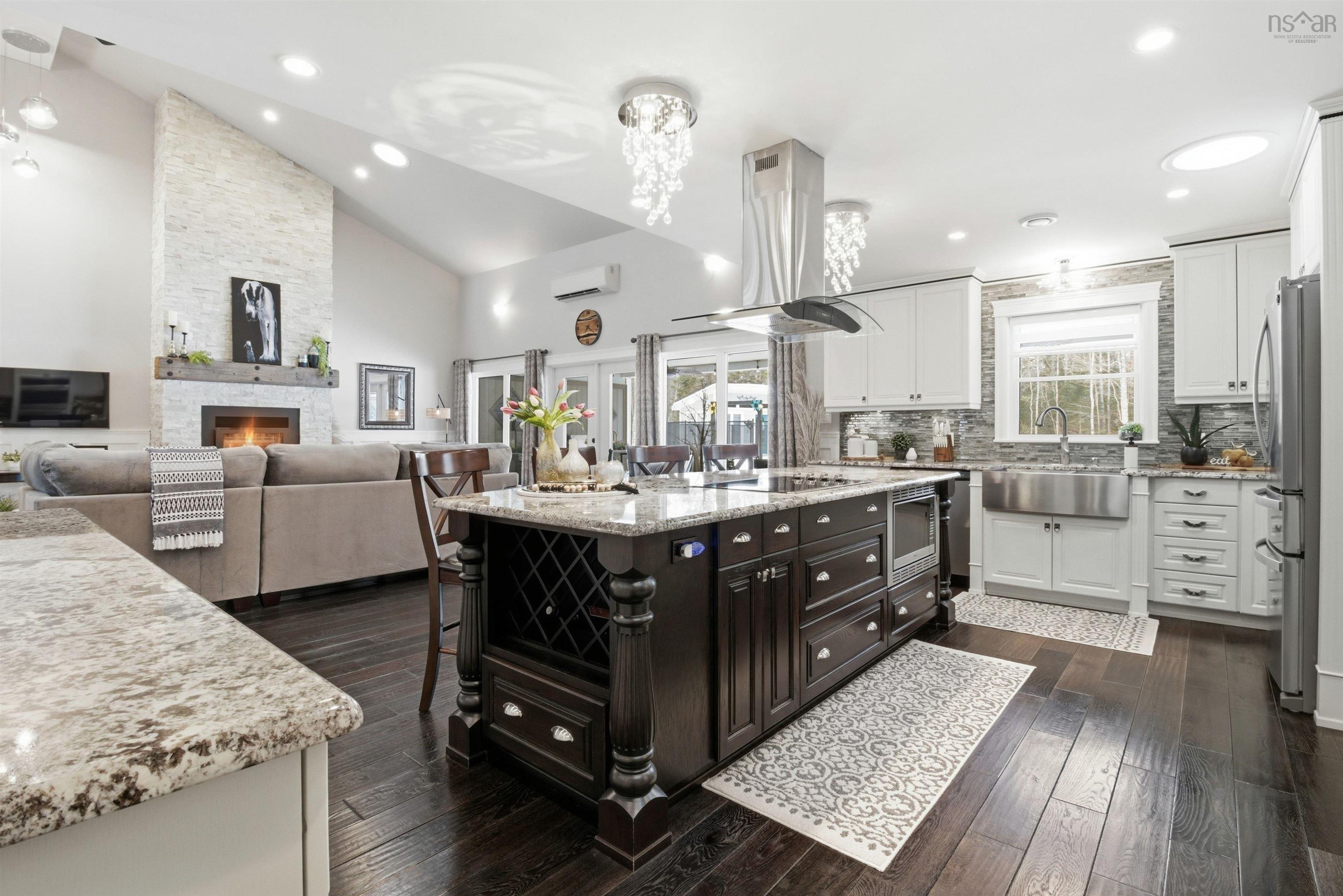 $995,000.00: 915 Bradley Street, Wilmot