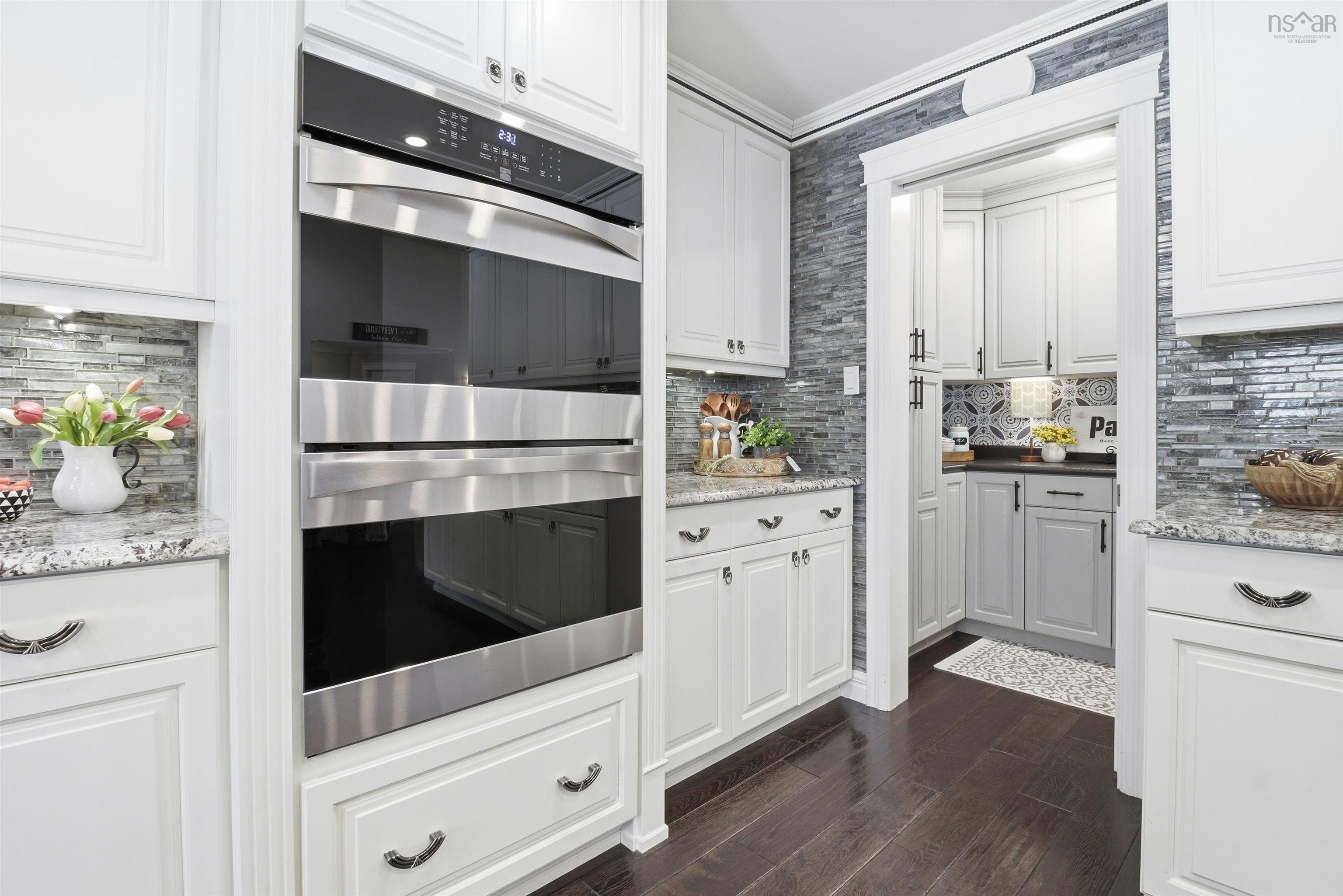 $995,000.00: 915 Bradley Street, Wilmot