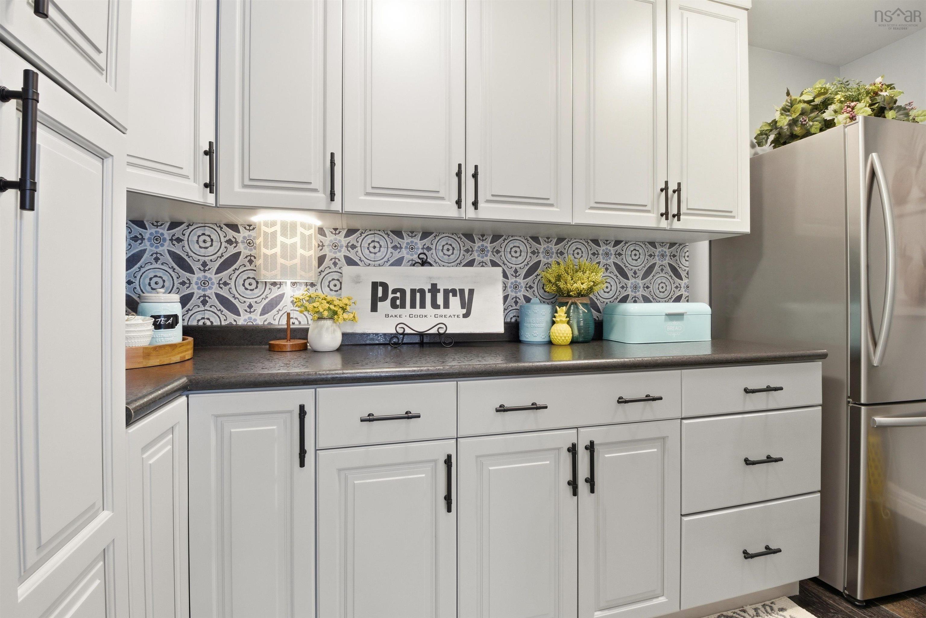 $995,000.00: 915 Bradley Street, Wilmot