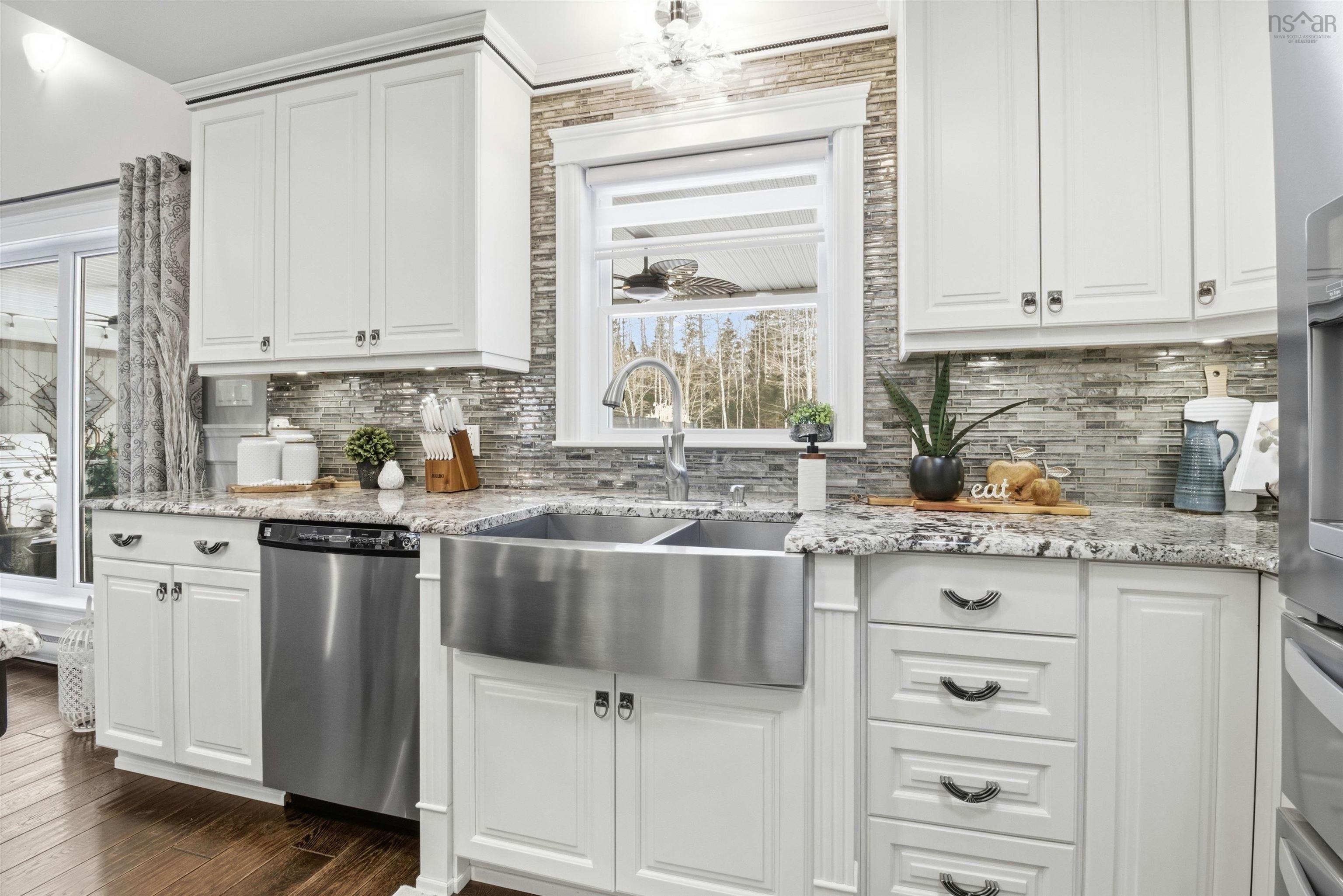 $995,000.00: 915 Bradley Street, Wilmot