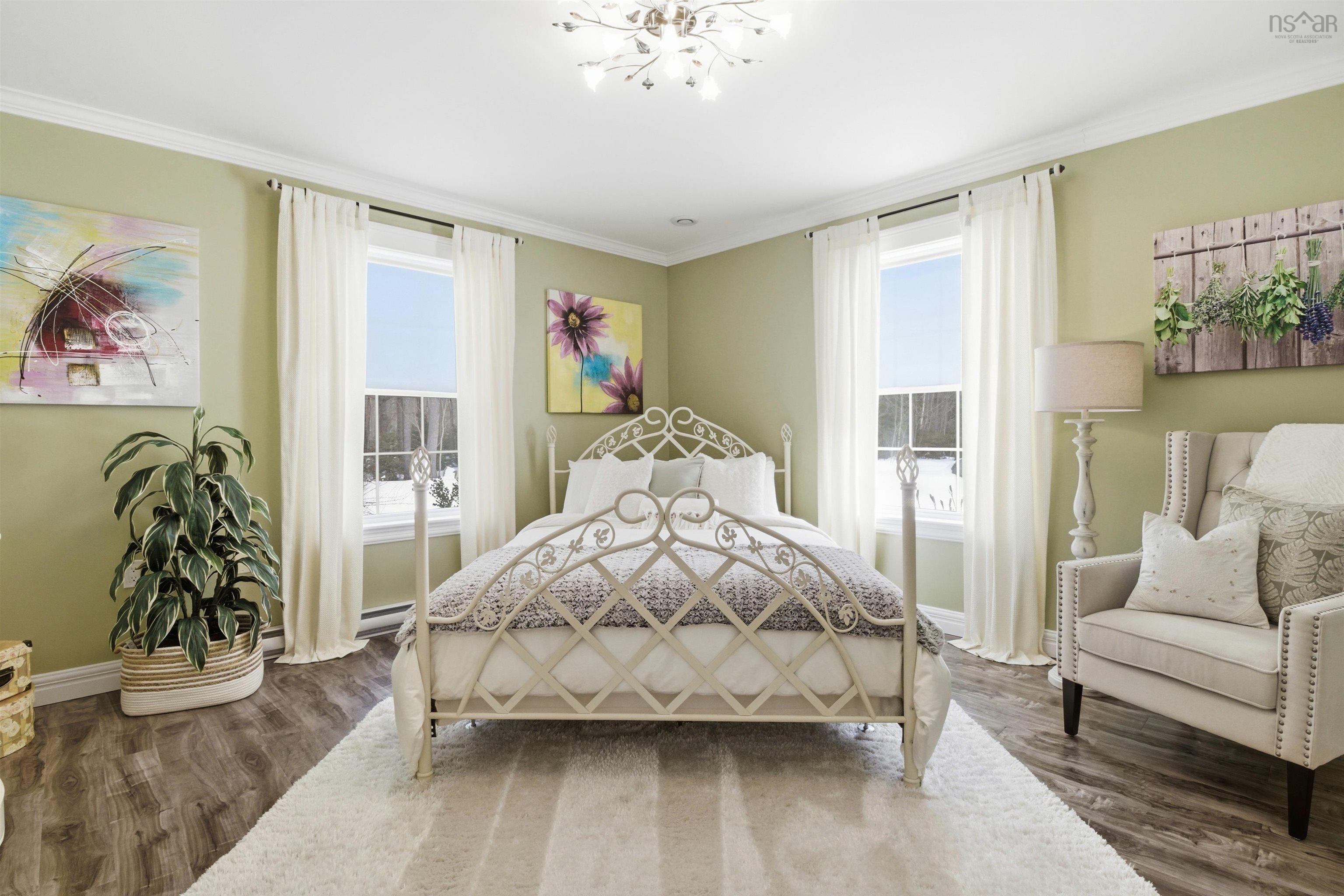 $995,000.00: 915 Bradley Street, Wilmot