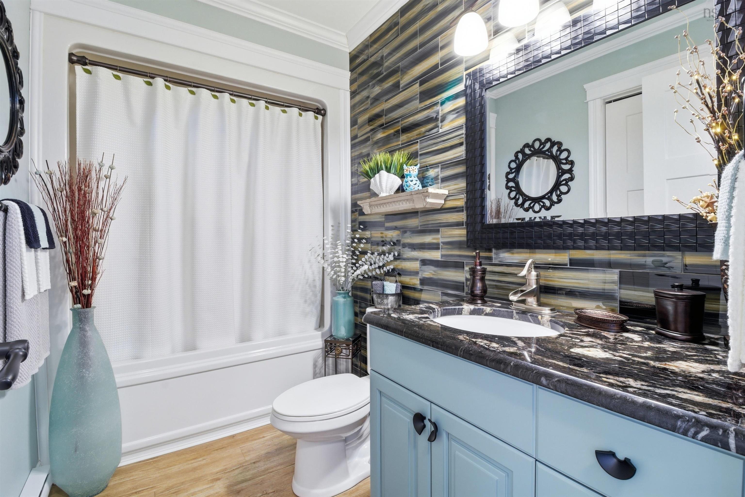 $995,000.00: 915 Bradley Street, Wilmot