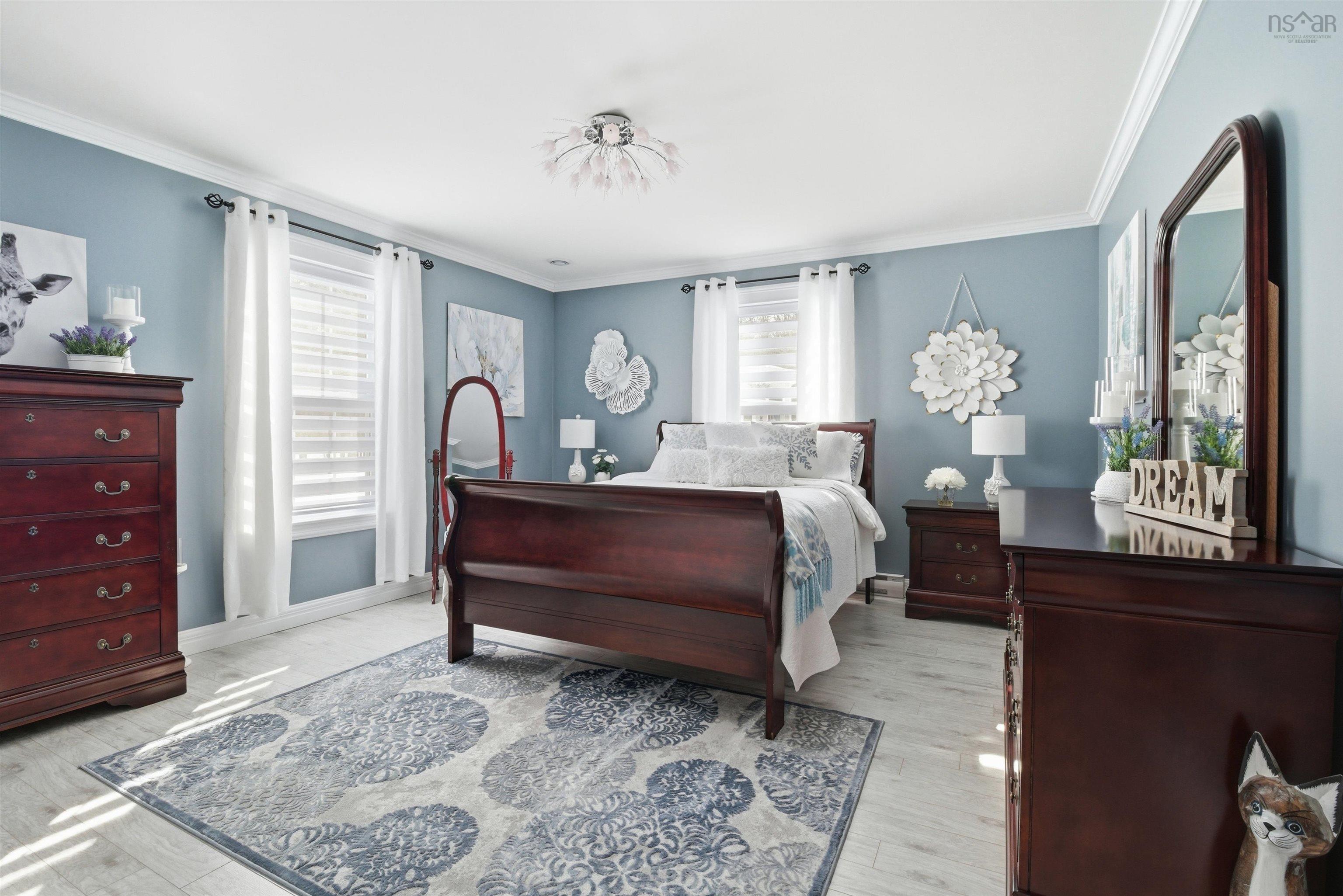 $995,000.00: 915 Bradley Street, Wilmot