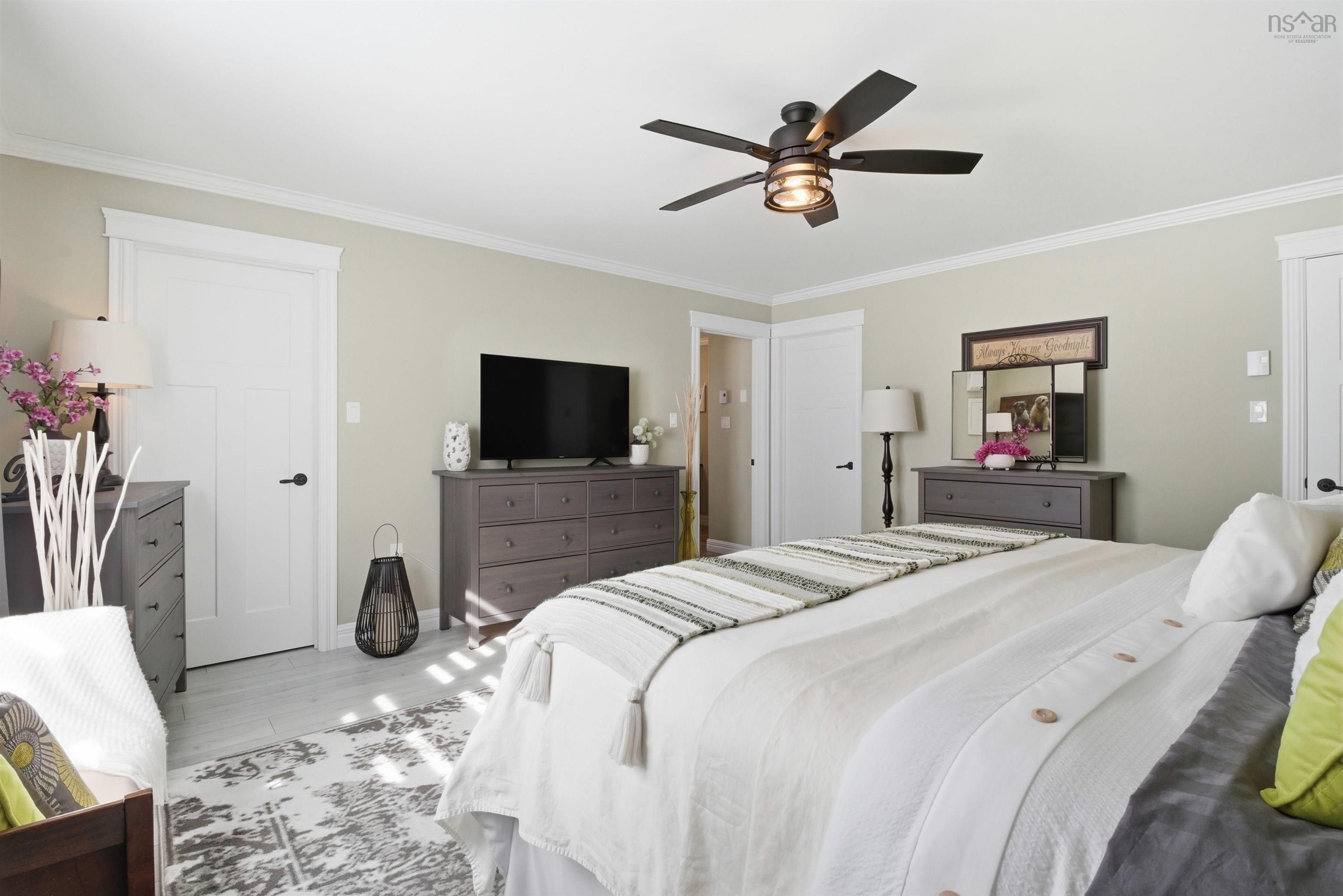 $995,000.00: 915 Bradley Street, Wilmot