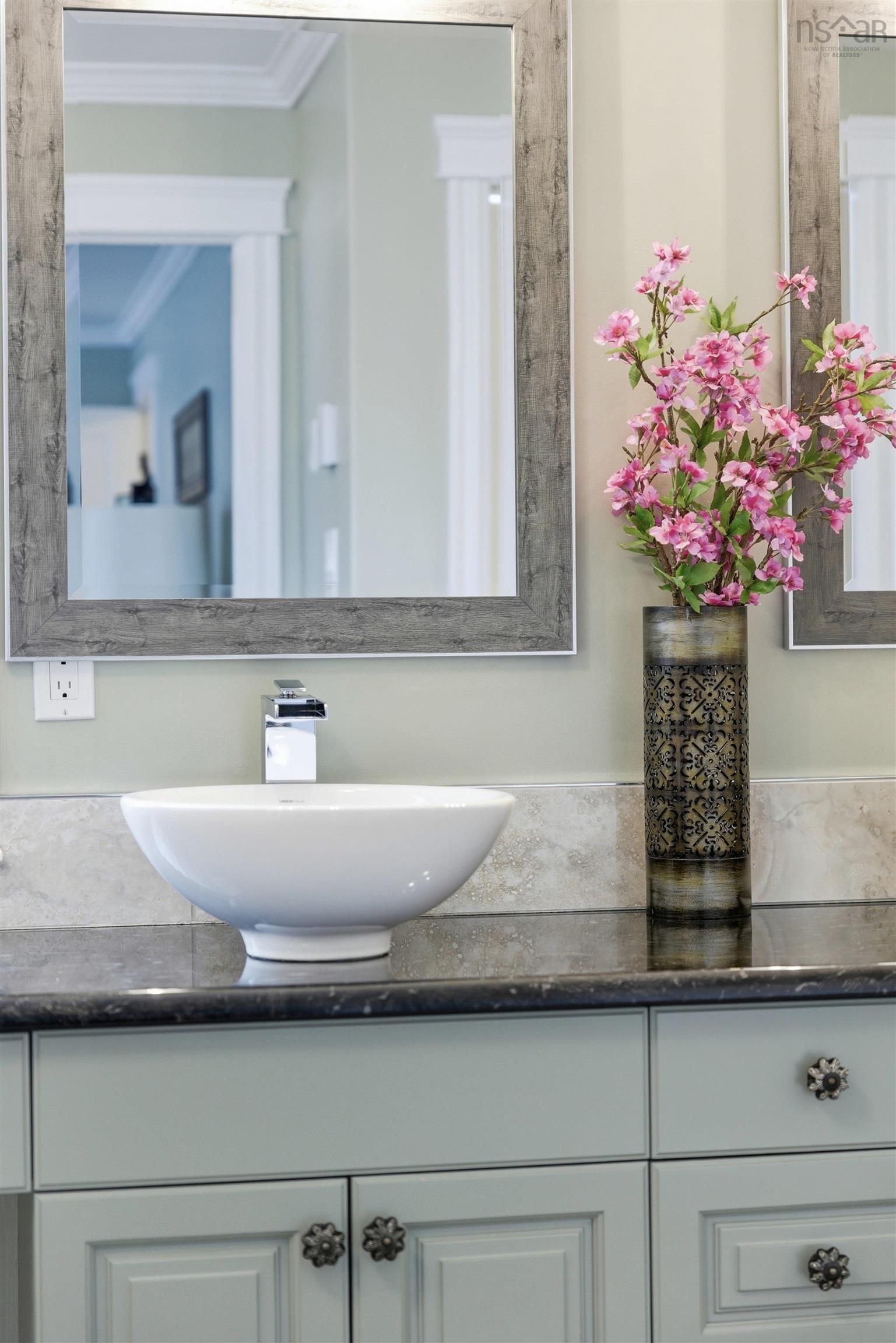 $995,000.00: 915 Bradley Street, Wilmot