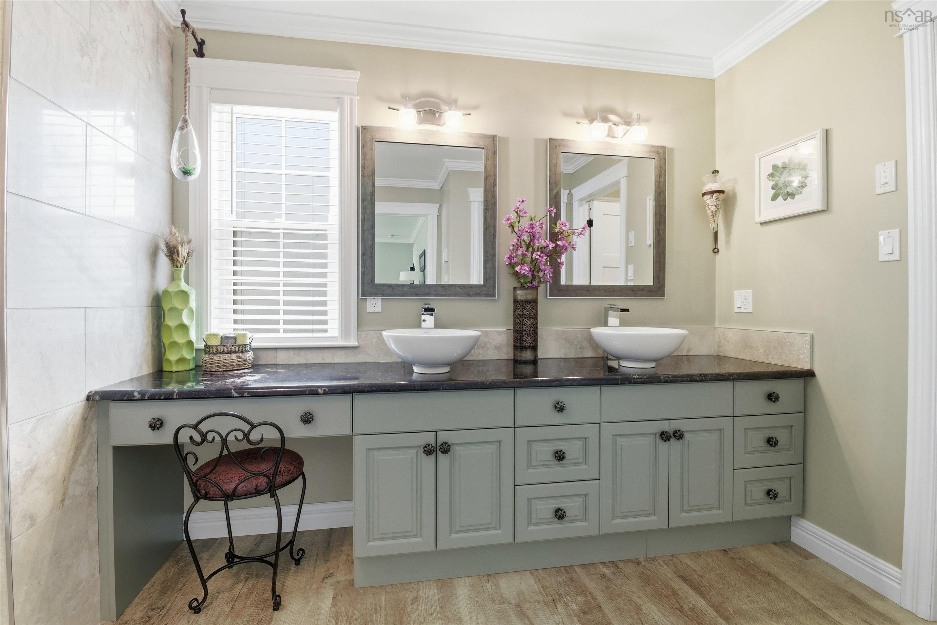 $995,000.00: 915 Bradley Street, Wilmot