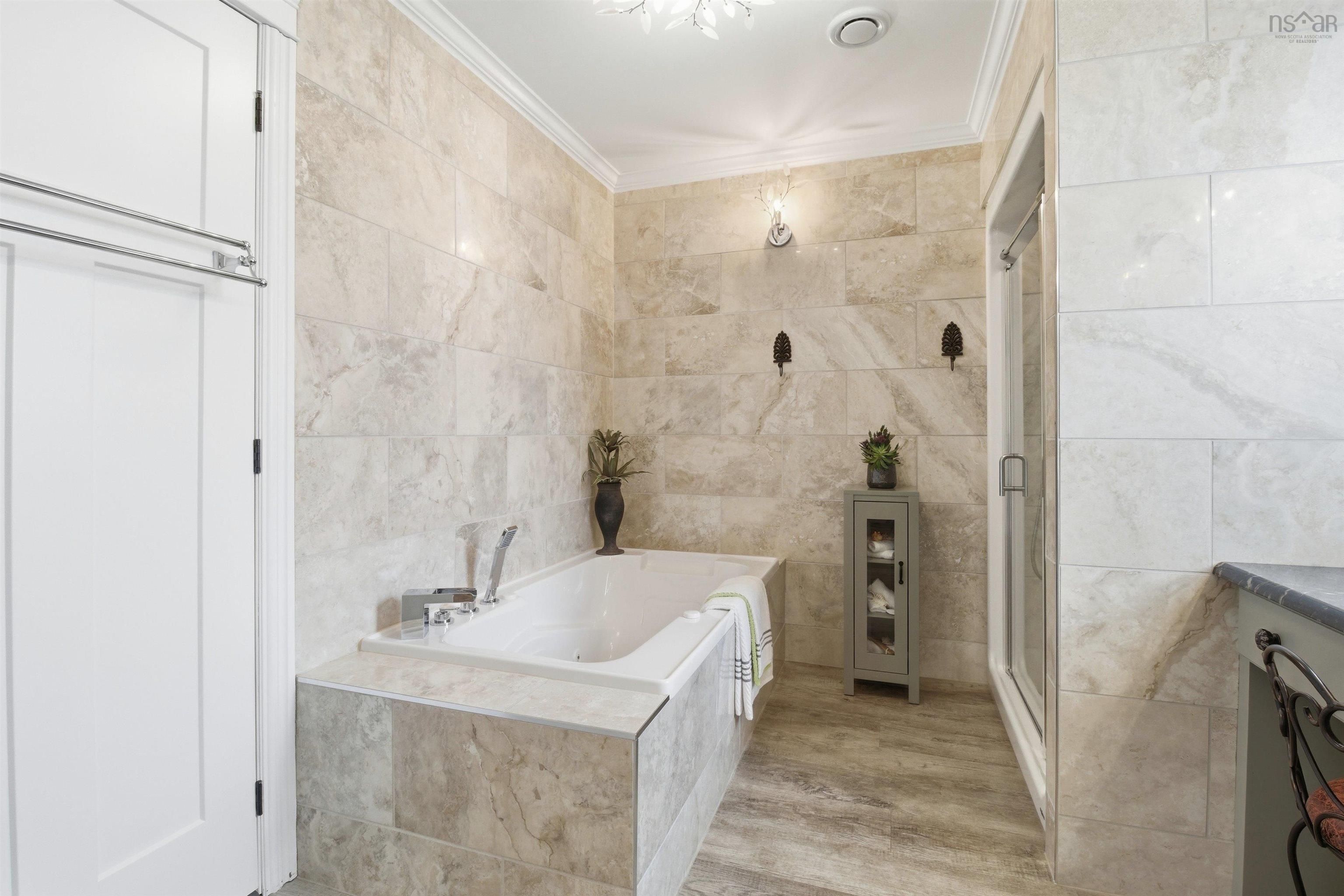 $995,000.00: 915 Bradley Street, Wilmot