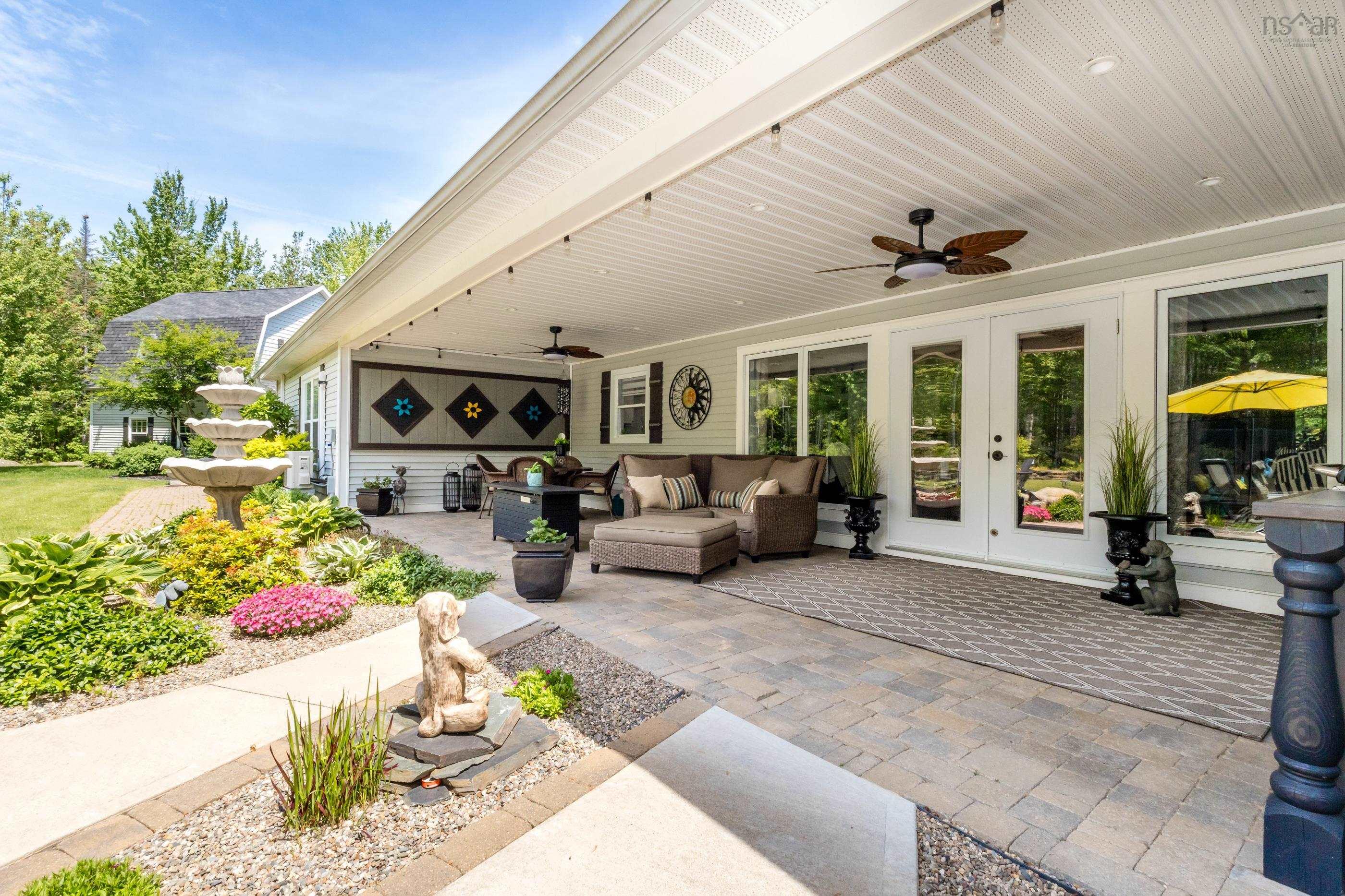 $995,000.00: 915 Bradley Street, Wilmot