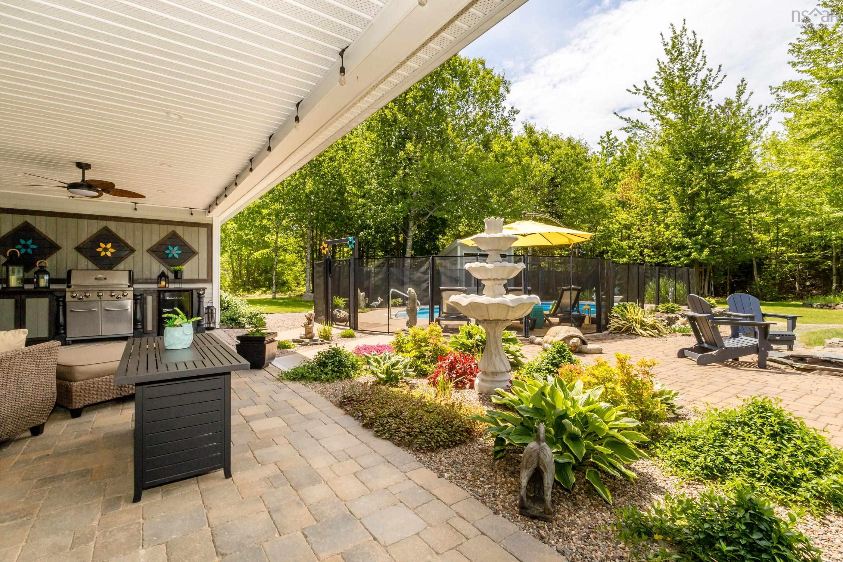 $995,000.00: 915 Bradley Street, Wilmot