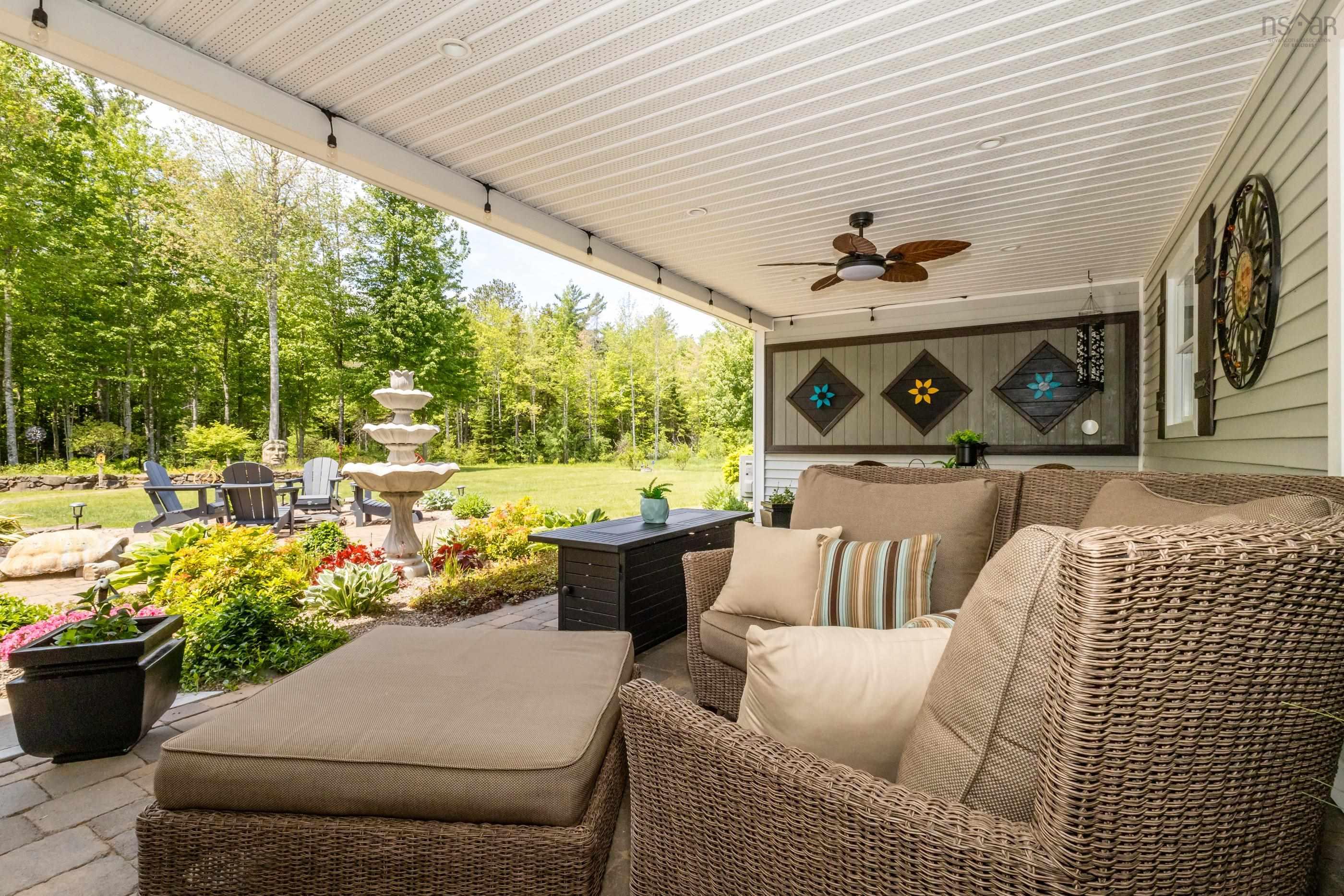 $995,000.00: 915 Bradley Street, Wilmot