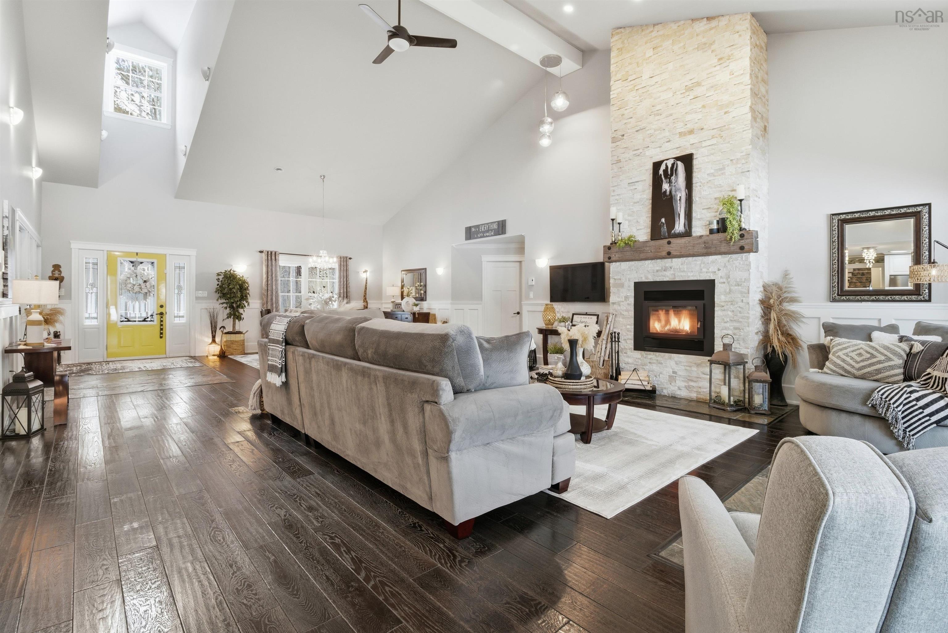 $995,000.00: 915 Bradley Street, Wilmot