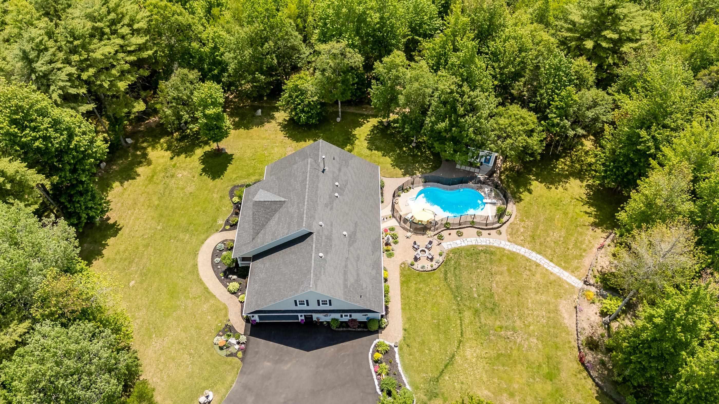 $995,000.00: 915 Bradley Street, Wilmot