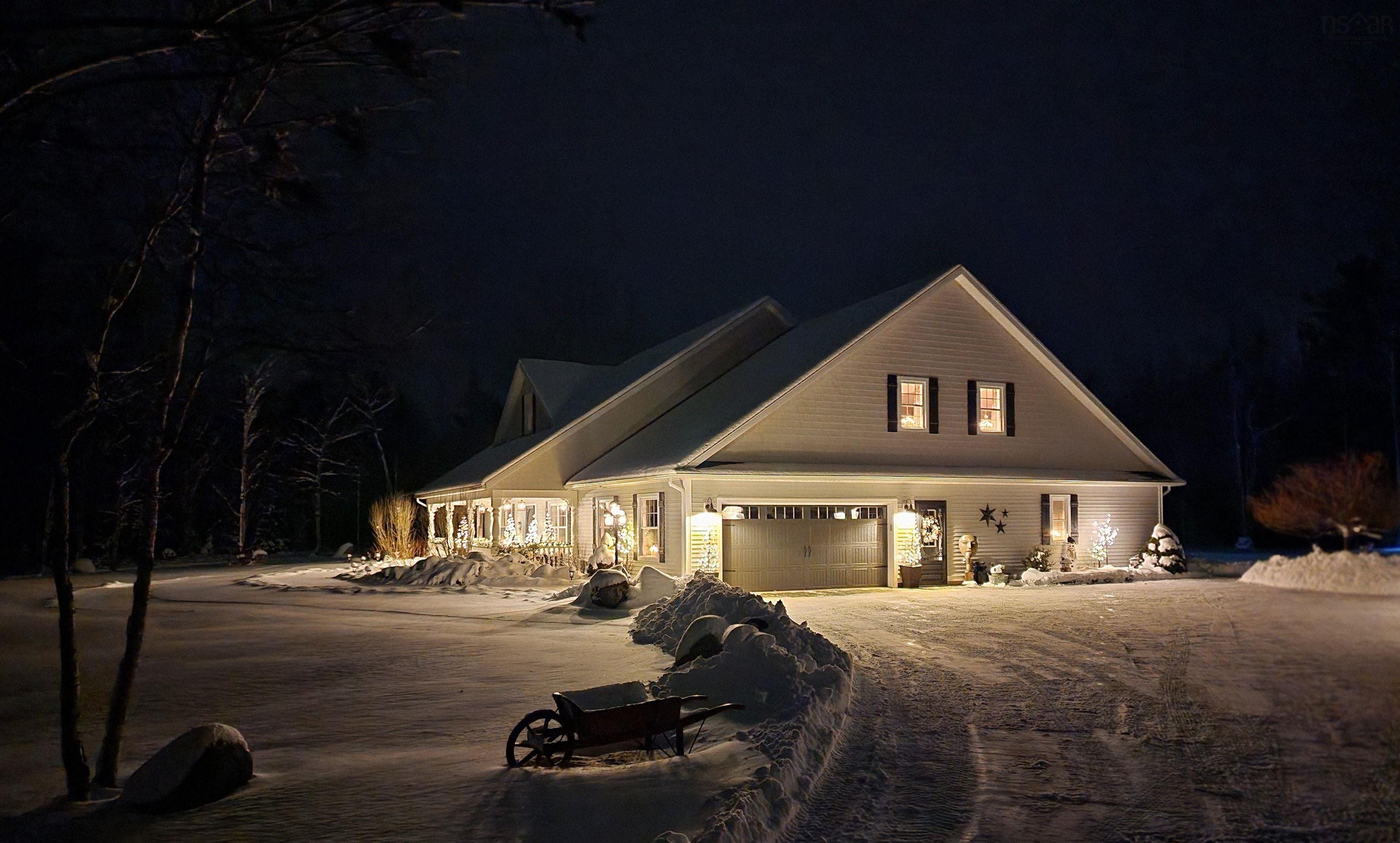 $995,000.00: 915 Bradley Street, Wilmot