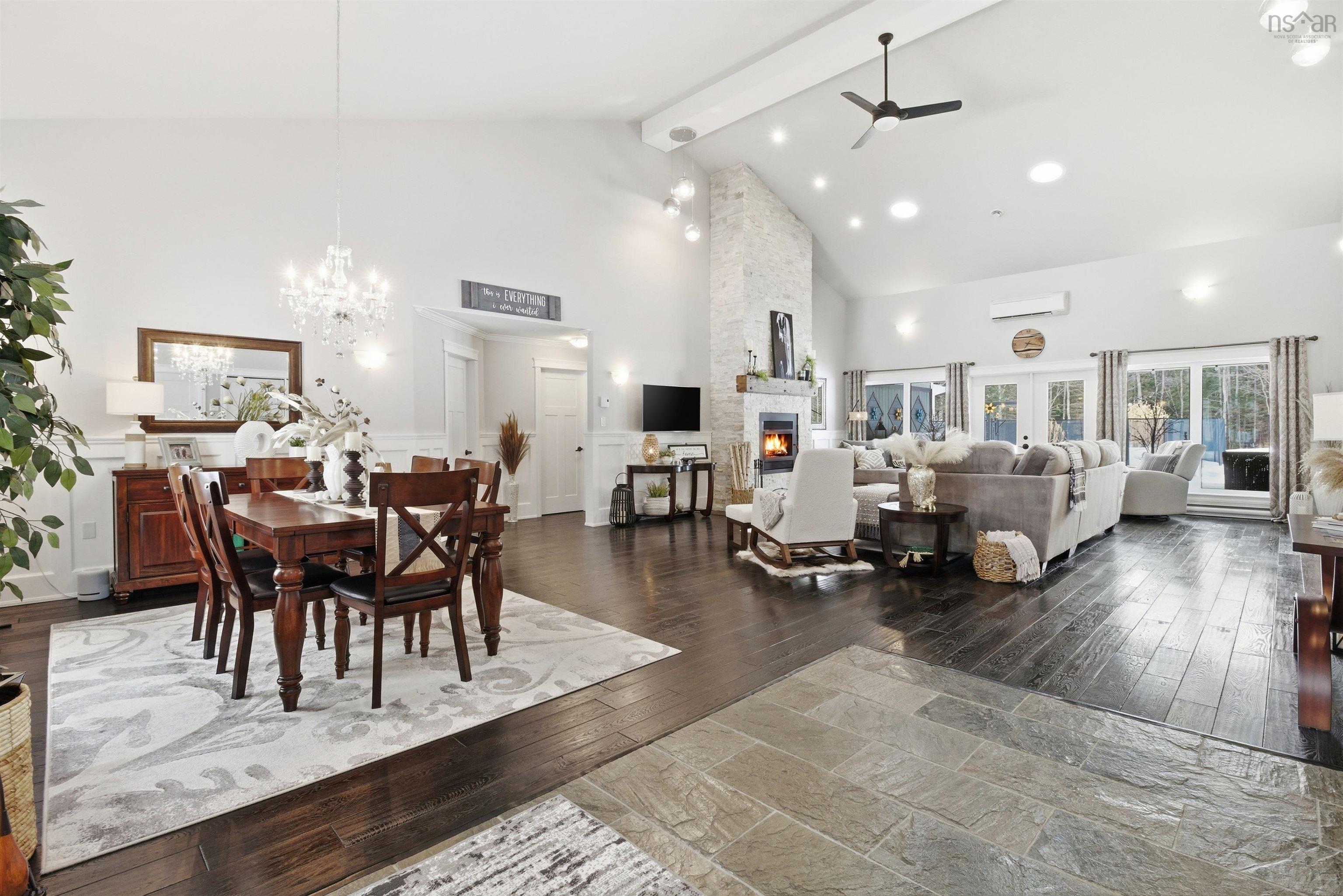 $995,000.00: 915 Bradley Street, Wilmot